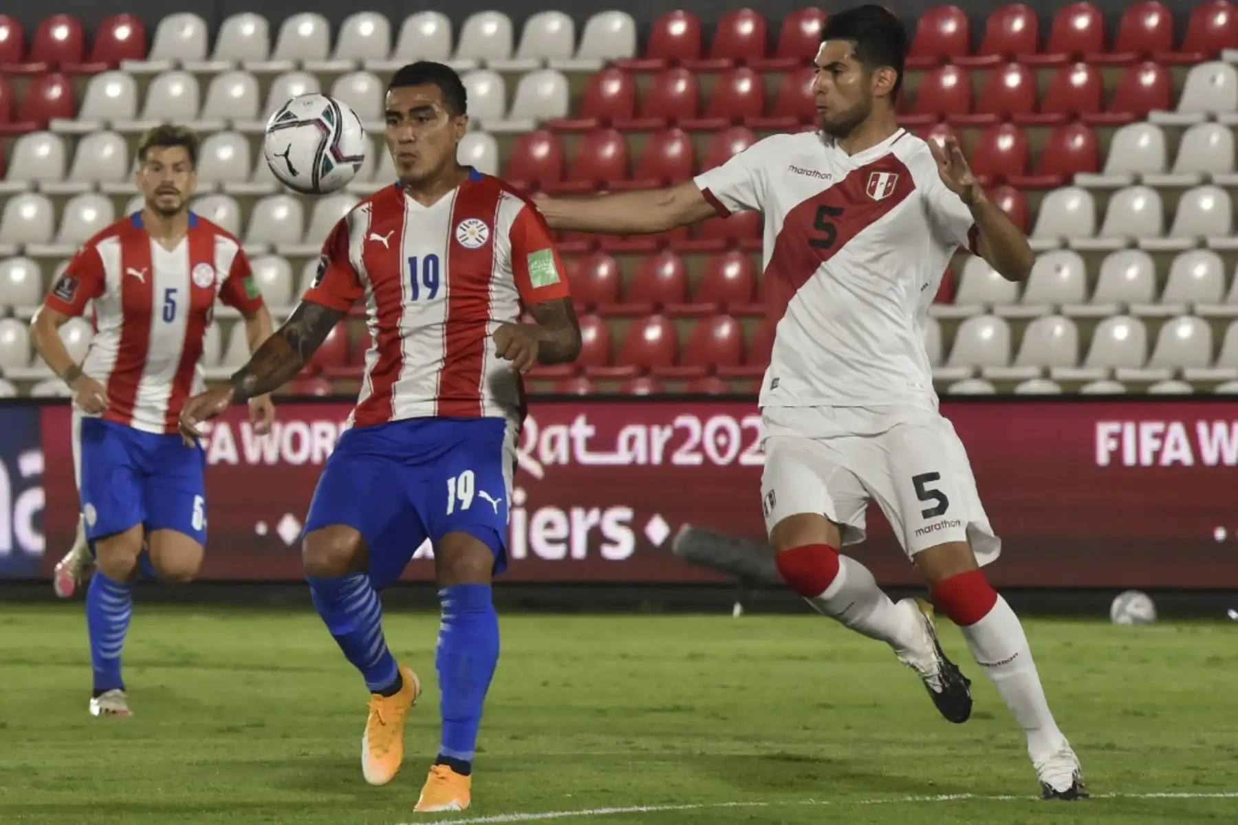 Dario Lezcano (C) de Paraguay y Carlos Zambrano (R) de Perú compiten por el balón durante su partido de fútbol clasificatorio Sudamericano para la Copa Mundial de la FIFA 2022 en el Estadio Defensores del Chaco en Asunción el 8 de octubre de 2020, en medio de la pandemia del nuevo coronavirus COVID-19. Foto: AFP