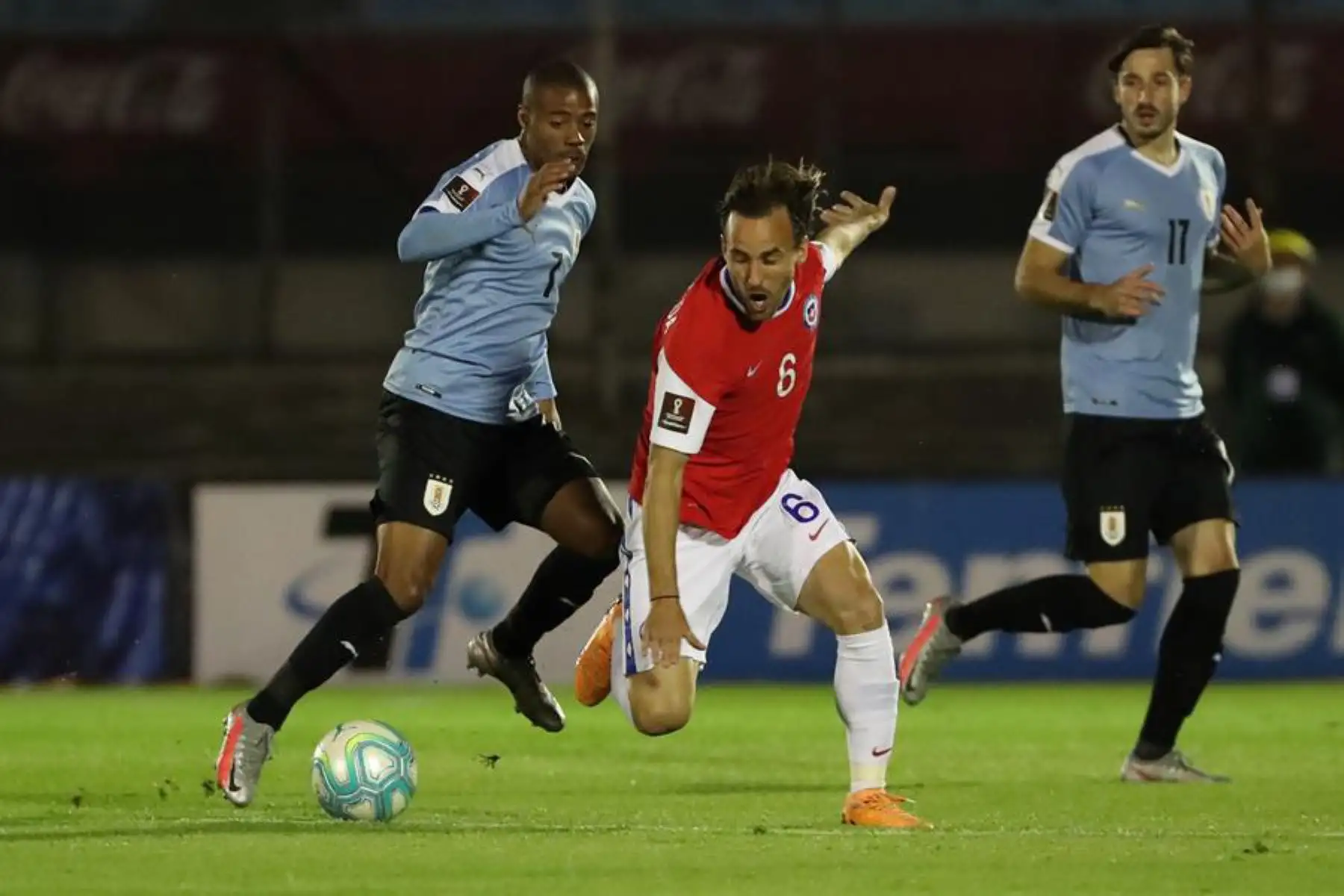 El jugador Nicolás de la Cruz de Uruguay disputa el balón con José Fuenzalida de Chile hoy, en un partido de las Eliminatorias Sudamericanas para el Mundial Catar 2022 entre las selecciones nacionales de Uruguay y Chile en el estadio Centenario en Montevideo (Uruguay)

Foto:EFE