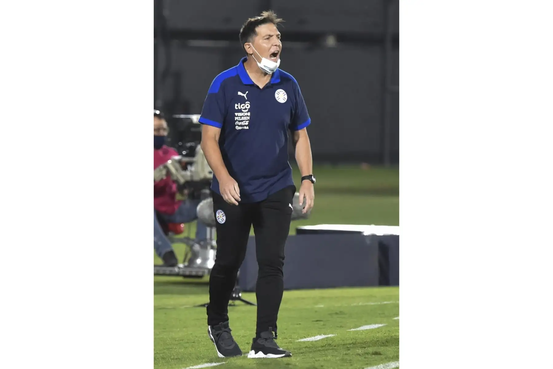 El entrenador argentino de Paraguay, Eduardo Berizzo, da instrucciones durante el partido de fútbol clasificatorio sudamericano de la Copa Mundial de la FIFA 2022 contra Perú en el Estadio Defensores del Chaco en Asunción el 8 de octubre de 2020, en medio de la pandemia del nuevo coronavirus COVID-19. Foto: AFP
