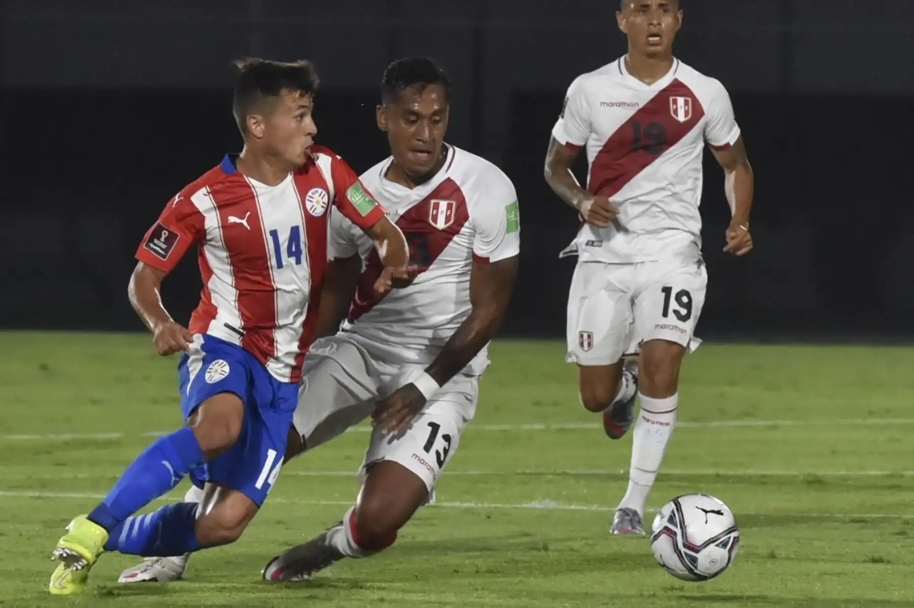 Andrés Cubas (izq.) De Paraguay y Renato Tapia de Perú compiten por el balón durante su partido de fútbol clasificatorio sudamericano para la Copa Mundial de la FIFA 2022 en el Estadio Defensores del Chaco en Asunción el 8 de octubre de 2020, en medio de la pandemia del nuevo coronavirus COVID-19. Foto: AFP