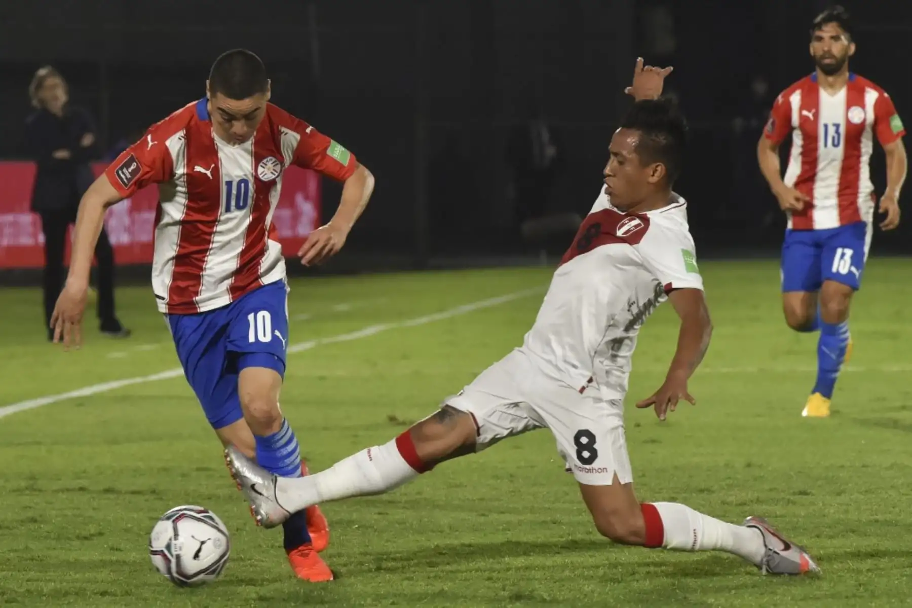 El paraguayo Miguel Almiron (izq.) es marcado por el peruano Christian Cueva durante el partido de fútbol clasificatorio sudamericano para la Copa Mundial de la FIFA 2022 en el Estadio Defensores del Chaco en Asunción el 8 de octubre de 2020, en medio de la pandemia del nuevo coronavirus COVID-19. Foto: AFP