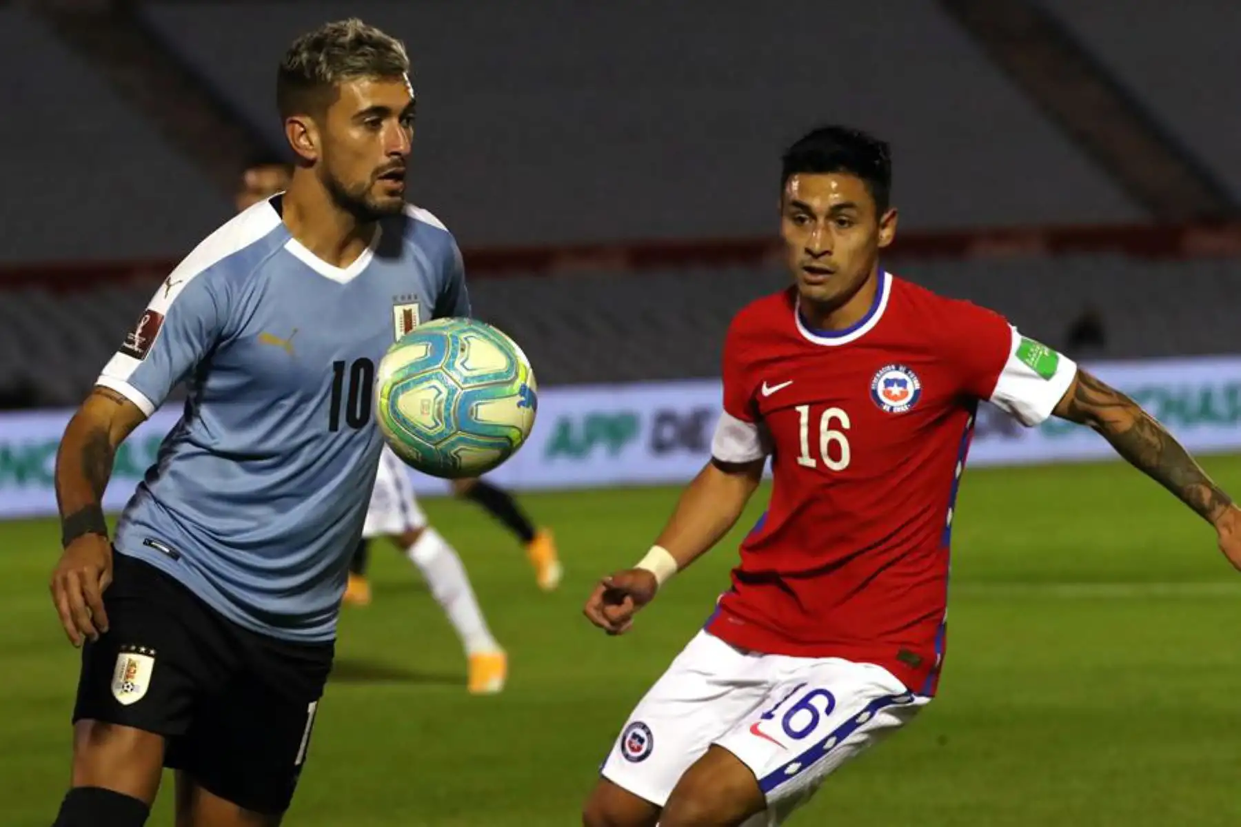 El jugador Giorgian de Arrascaeta (i) de Uruguay disputa el balón con Claudio Baeza de Chile hoy, en un partido de las Eliminatorias Sudamericanas para el Mundial Catar 2022 entre las selecciones nacionales de Uruguay y Chile en el estadio Centenario en Montevideo (Uruguay). 

Foto: EFE