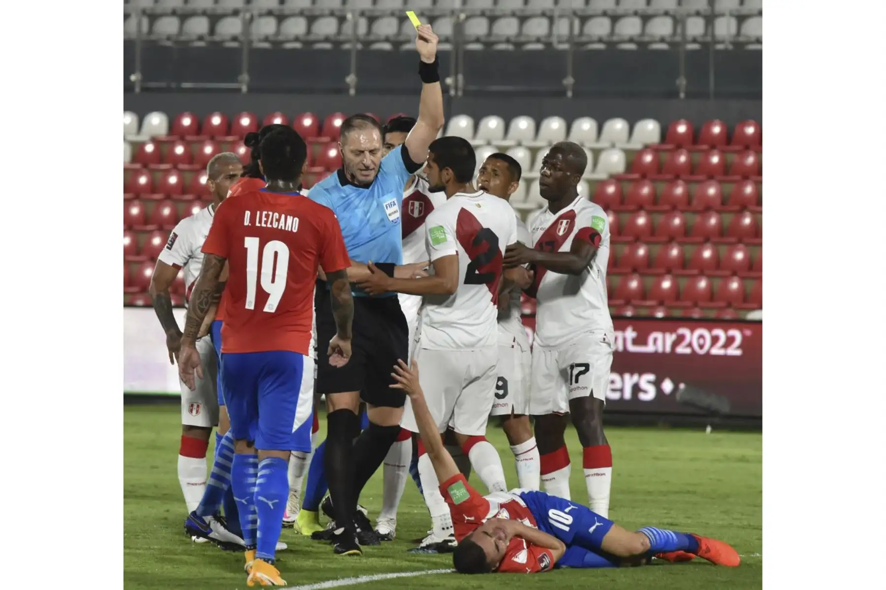 El árbitro argentino Néstor Pitana muestra la tarjeta amarilla mientras conduce el partido clasificatorio sudamericano para la Copa Mundial de la FIFA 2022 entre Paraguay y Perú en el Estadio Defensores del Chaco en Asunción el 8 de octubre de 2020, en medio de la pandemia del nuevo coronavirus COVID-19. Foto: AFP