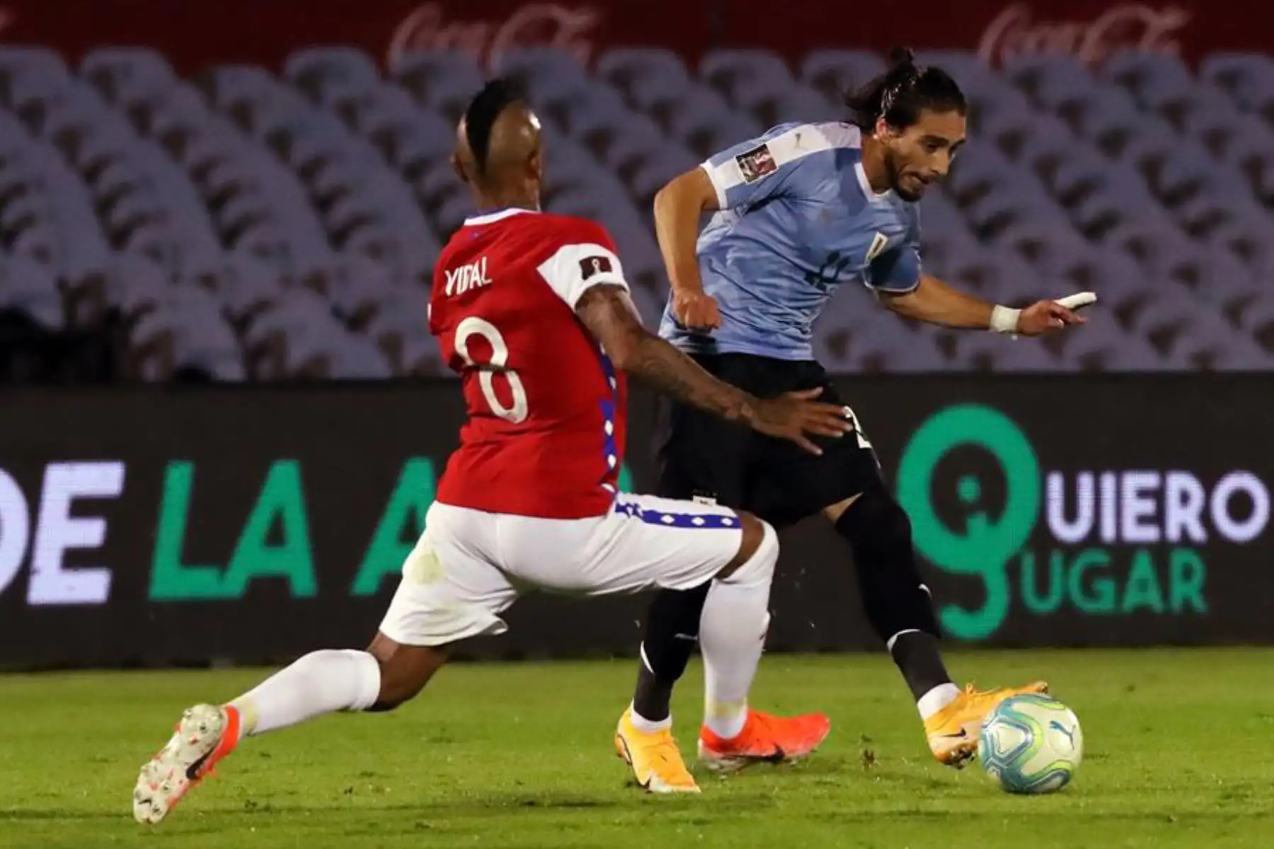 El jugador Martín Cáceres (d) de Uruguay disputa el balón con Arturo Vidal de Chile hoy, en un partido de las Eliminatorias Sudamericanas para el Mundial Catar 2022 entre las selecciones nacionales de Uruguay y Chile en el estadio Centenario en Montevideo (Uruguay). 

Foto: EFE