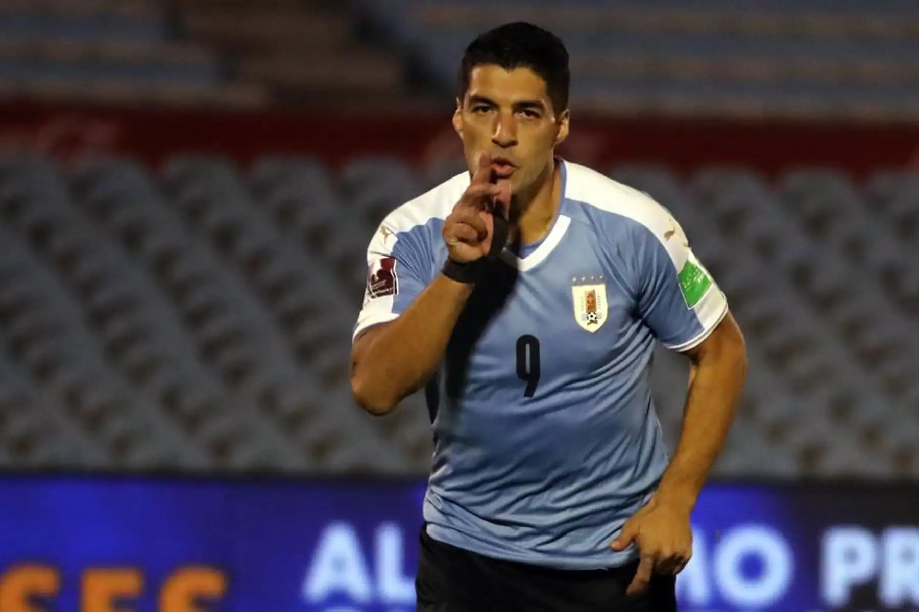 El jugador Luis Suárez de Uruguay celebra un gol hoy, en un partido de las Eliminatorias Sudamericanas para el Mundial Catar 2022 entre las selecciones nacionales de Uruguay y Chile en el estadio Centenario en Montevideo (Uruguay). 

Foto: EFE