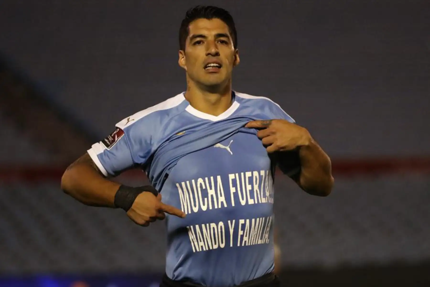 El jugador Luis Suárez de Uruguay celebra un gol hoy, en un partido de las Eliminatorias Sudamericanas para el Mundial Catar 2022 entre las selecciones nacionales de Uruguay y Chile en el estadio Centenario en Montevideo (Uruguay).

Foto:  EFE