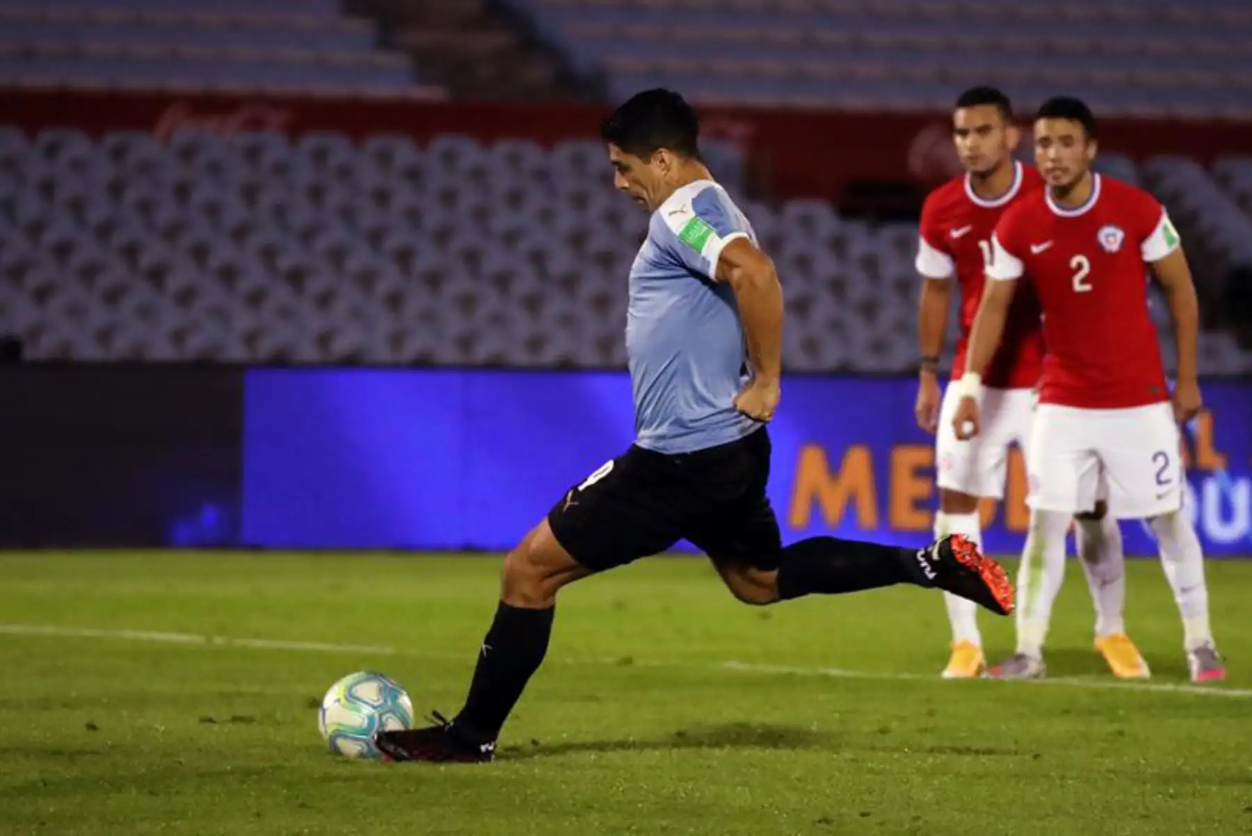 El jugador Luis Suárez de Uruguay patea y anota un penalti hoy, en un partido de las Eliminatorias Sudamericanas para el Mundial Catar 2022 entre las selecciones nacionales de Uruguay y Chile en el estadio Centenario en Montevideo (Uruguay). 

Foto:  EFE