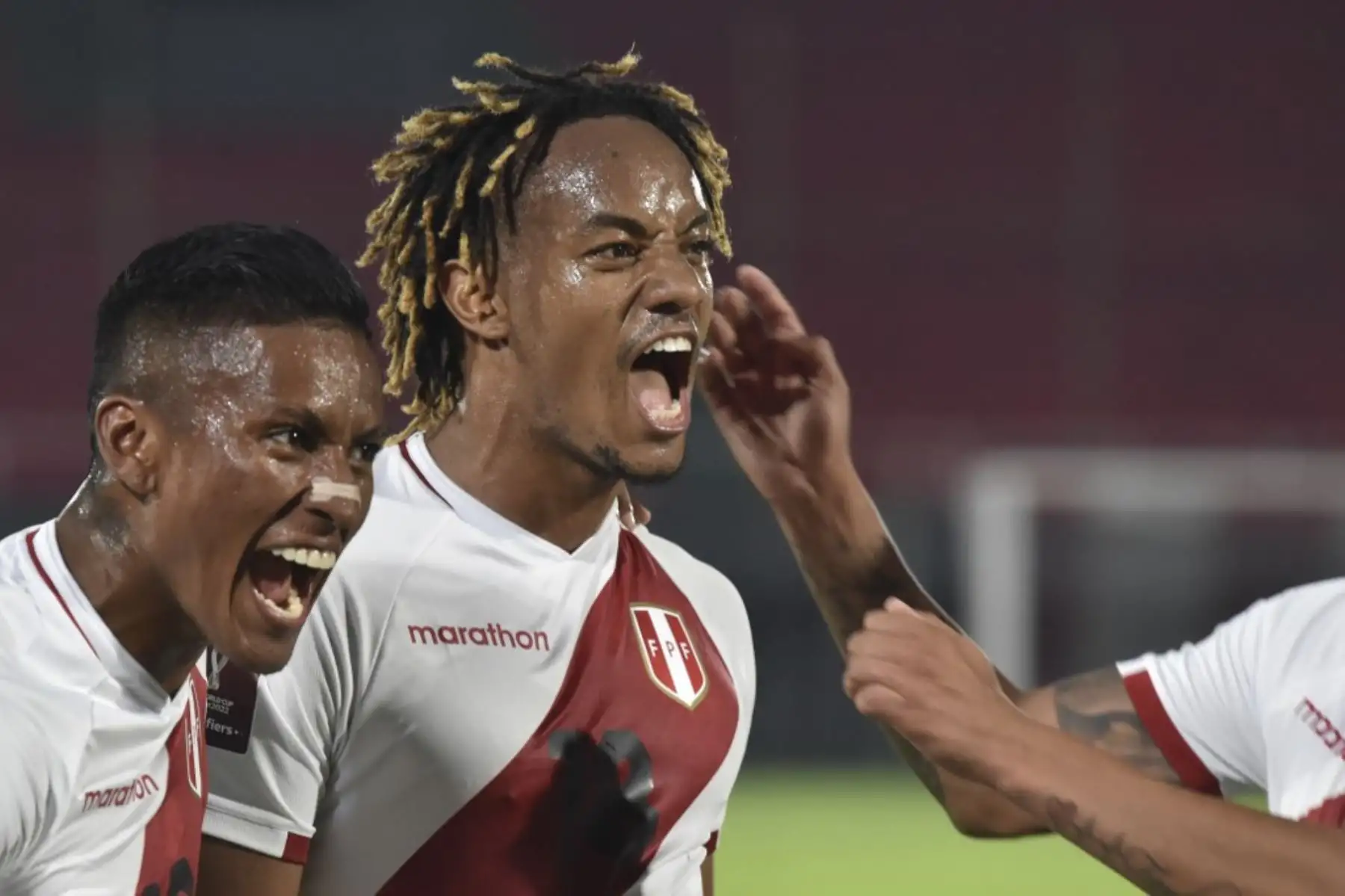 El peruano Andre Carrillo (derecha) celebra después de anotar contra Paraguay durante el partido de fútbol clasificatorio sudamericano para la Copa Mundial de la FIFA 2022 en el Estadio Defensores del Chaco en Asunción el 8 de octubre de 2020, en medio de la pandemia del nuevo coronavirus COVID-19. Foto: AFP
