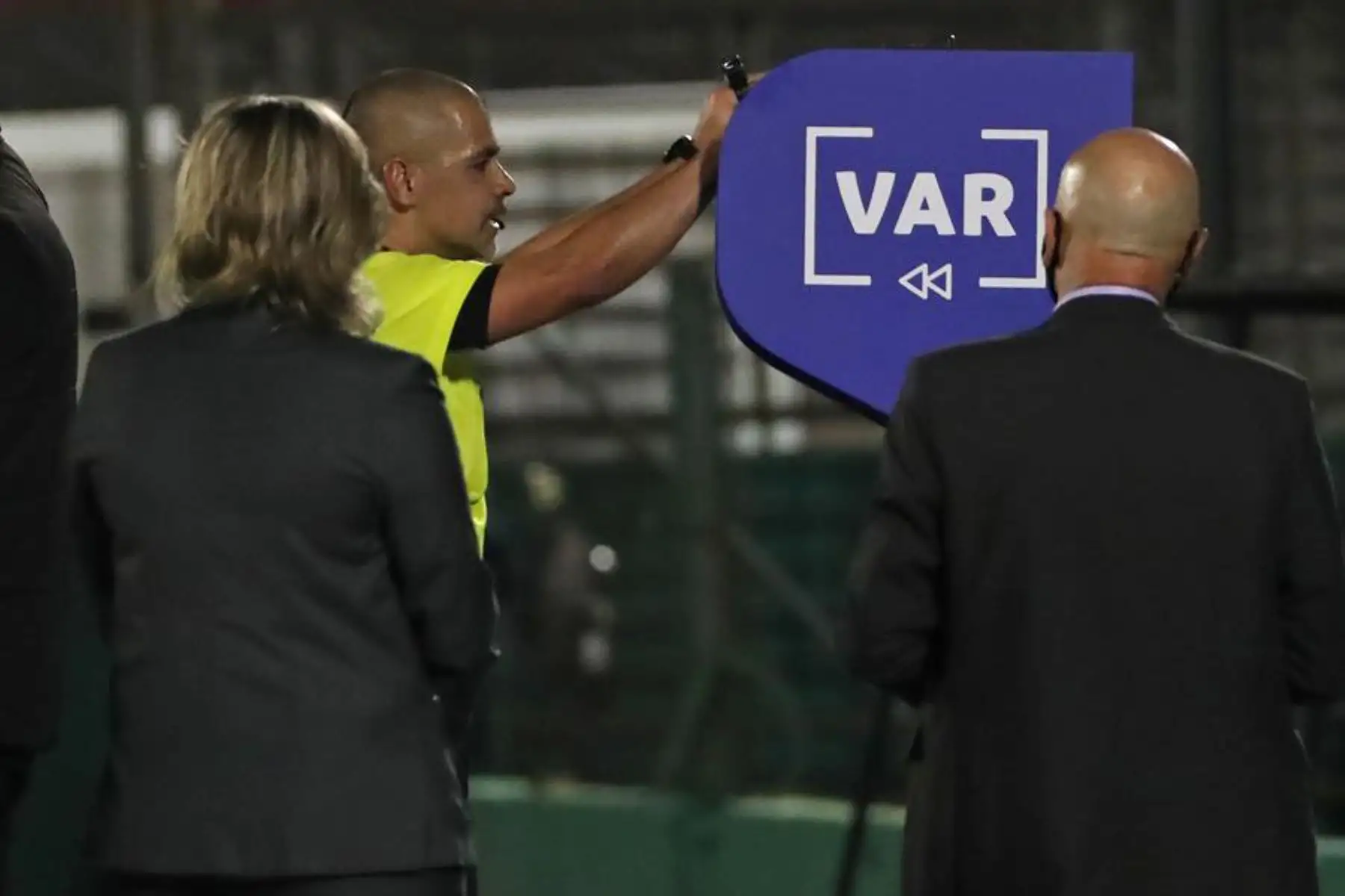 El árbitro Eber Aquino revisa el VAR hoy, en un partido de las Eliminatorias Sudamericanas para el Mundial Catar 2022 entre las selecciones nacionales de Uruguay y Chile en el estadio Centenario en Montevideo (Uruguay). 

Foto: EFE