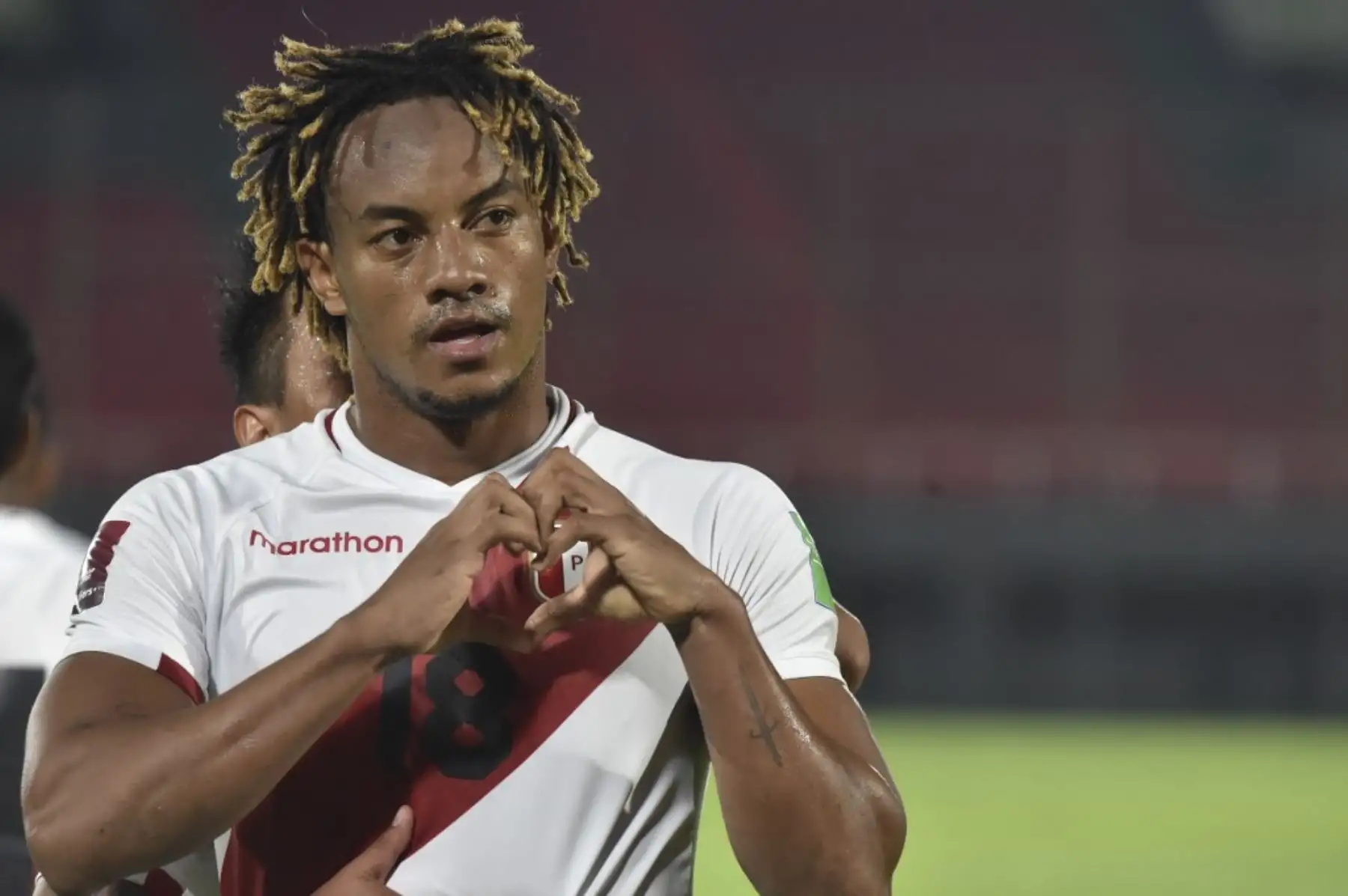 El peruano Andre Carrillo (derecha) celebra después de anotar contra Paraguay durante su partido de fútbol clasificatorio sudamericano para la Copa Mundial de la FIFA 2022 en el Estadio Defensores del Chaco en Asunción el 8 de octubre de 2020, en medio de la pandemia del nuevo coronavirus COVID-19. Foto: AFP