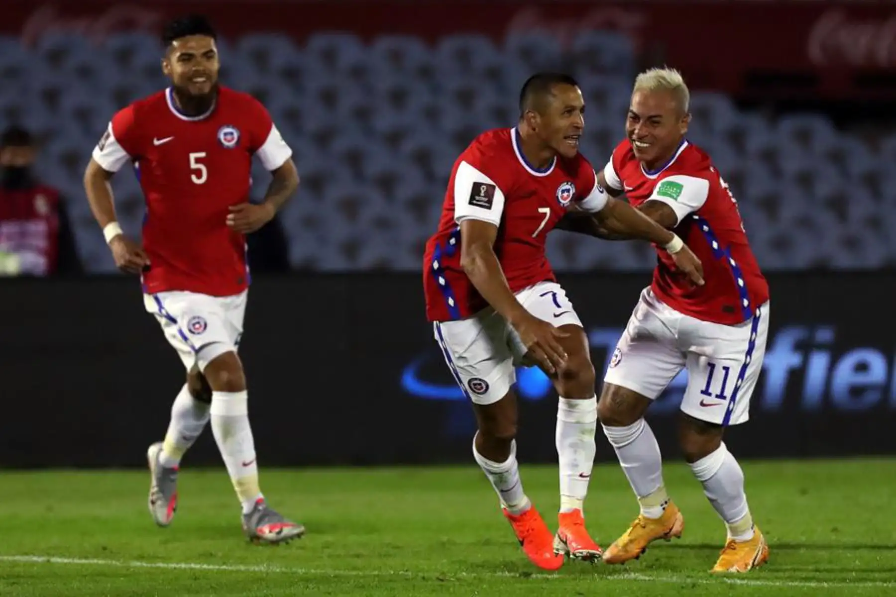 El jugador Alexis Sánchez (c) de Chile celebra un gol hoy, en un partido de las Eliminatorias Sudamericanas para el Mundial Catar 2022 entre las selecciones nacionales de Uruguay y Chile en el estadio Centenario en Montevideo (Uruguay). 

Foto: EFE