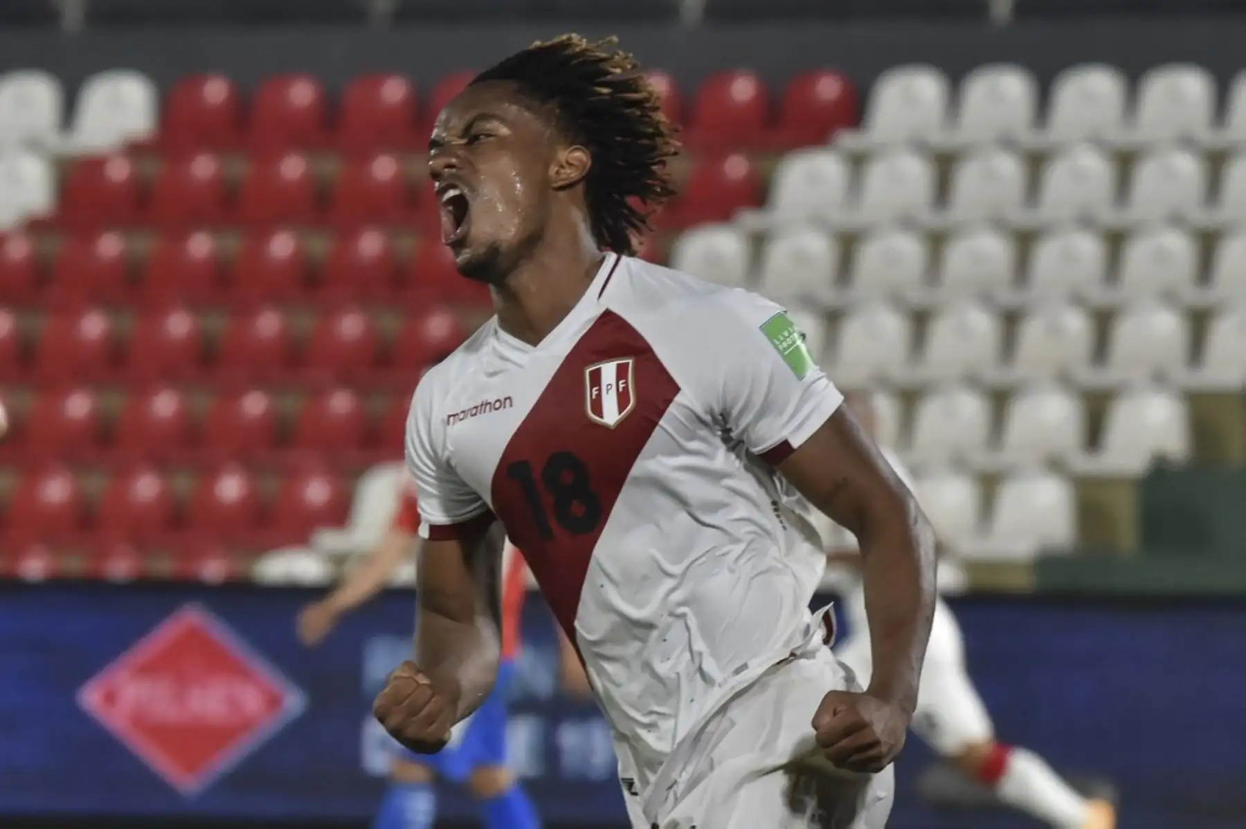 Andre Carrillo de Perú celebra tras anotar contra Paraguay durante su partido de fútbol clasificatorio sudamericano para la Copa Mundial de la FIFA 2022 en el Estadio Defensores del Chaco en Asunción el 8 de octubre de 2020, en medio de la pandemia del nuevo coronavirus COVID-19. Foto: AFP