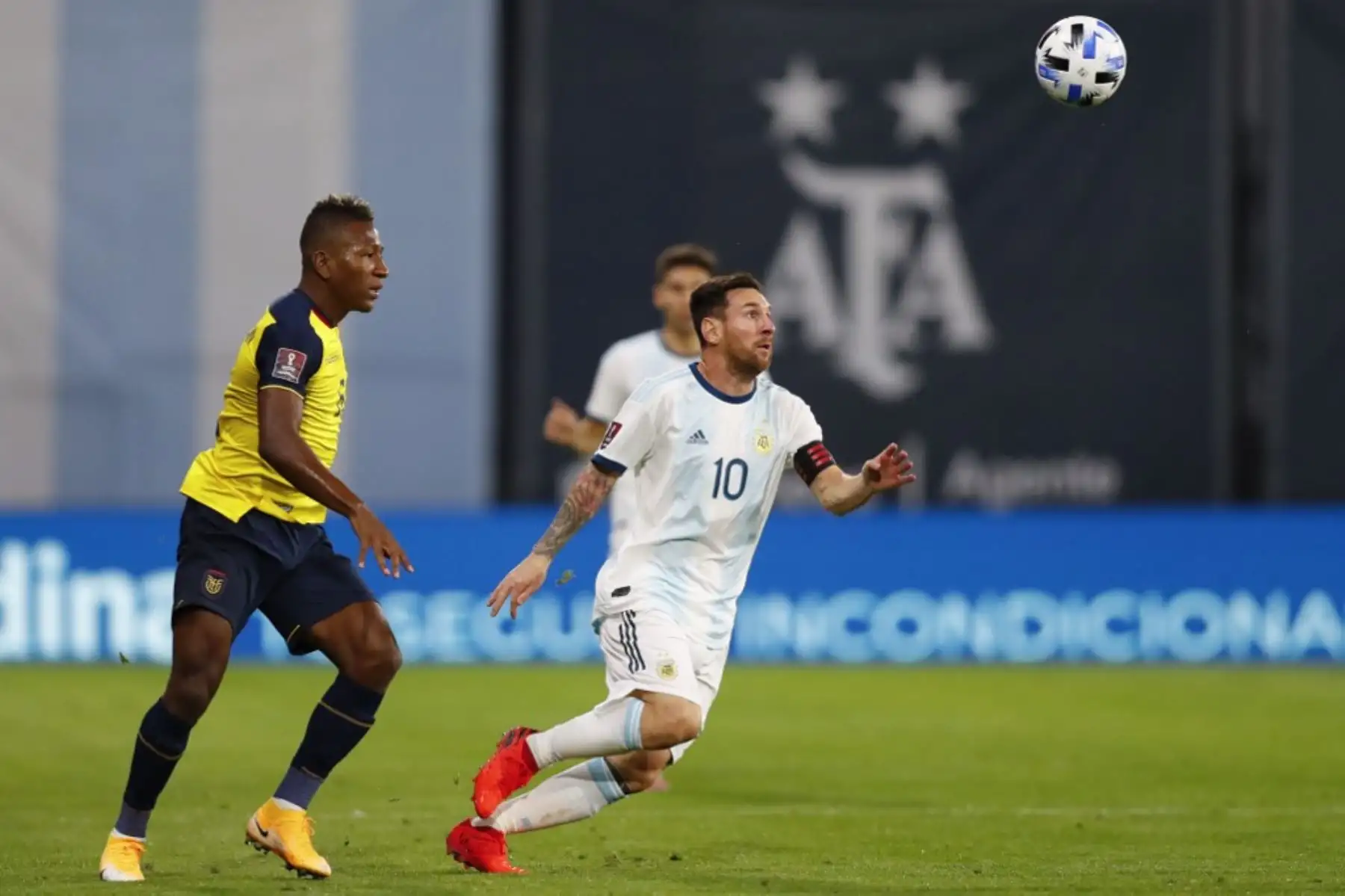 El argentino Lionel Messi (R) es desafiado por el ecuatoriano Pervis Estupinan durante su partido de fútbol clasificatorio sudamericano para la Copa Mundial de la FIFA 2022 en el estadio La Bombonera en Buenos Aires el 8 de octubre de 2020, en medio de la pandemia del nuevo coronavirus COVID-19. Foto: AFP