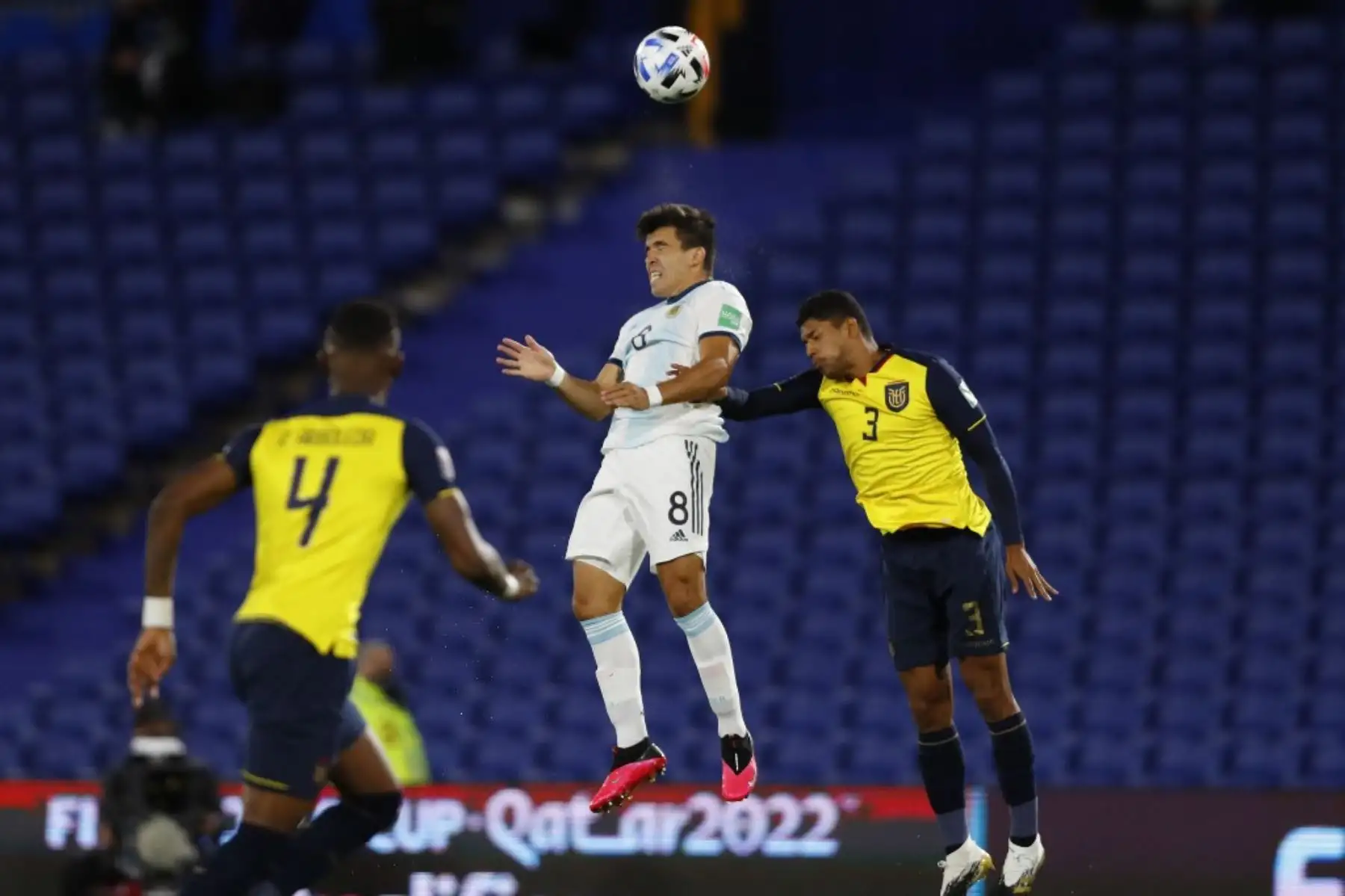 El argentino Marcos Acuña (centro) y el ecuatoriano Erick Ferigra saltan por el balón durante su partido de fútbol clasificatorio sudamericano para la Copa Mundial de la FIFA 2022 en el estadio La Bombonera en Buenos Aires el 8 de octubre de 2020, en medio de la pandemia del nuevo coronavirus COVID-19. Foto: AFP