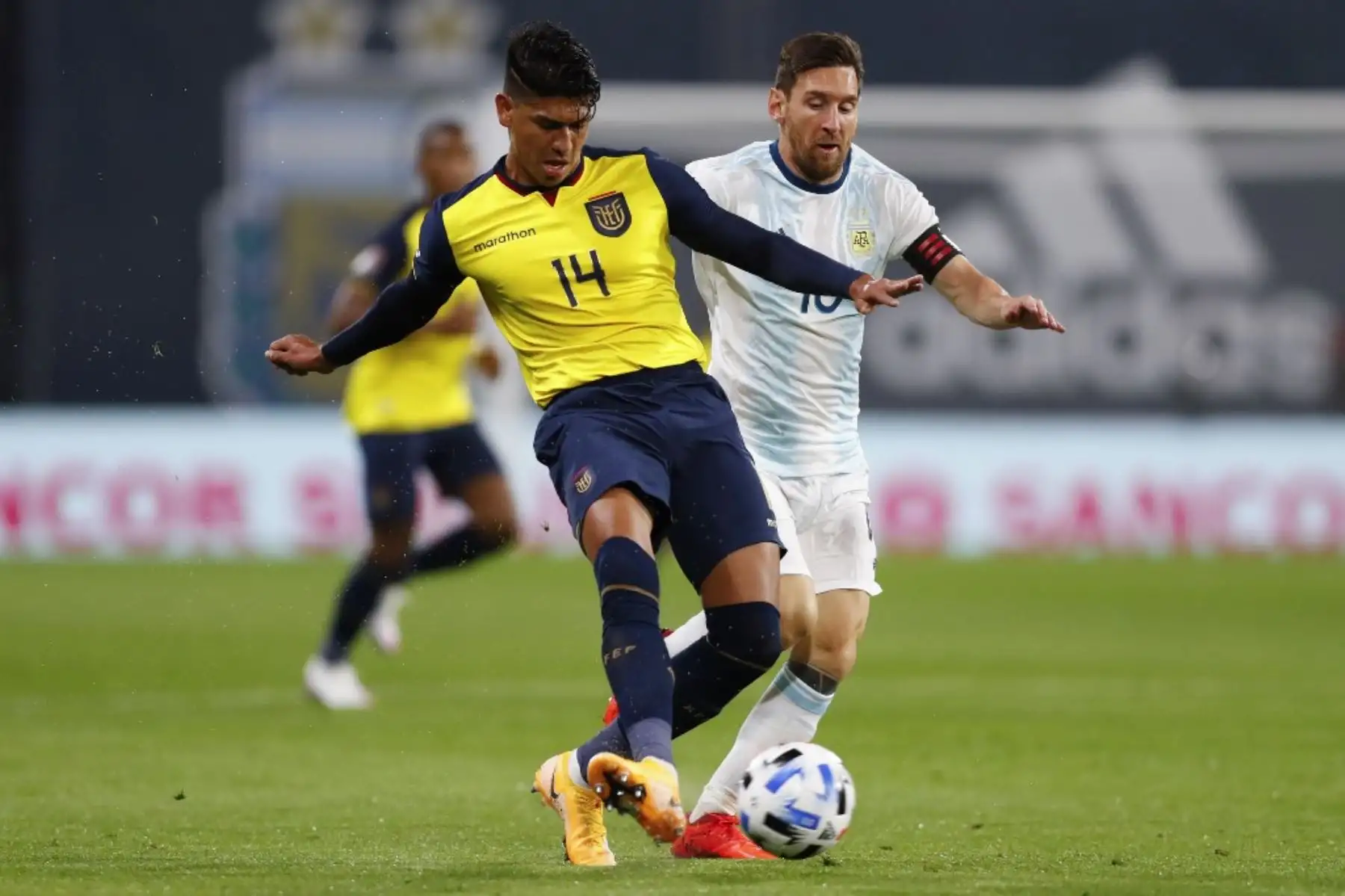 El ecuatoriano Xavier Arreaga (izq.) Es desafiado por el argentino Lionel Messi durante su partido de fútbol clasificatorio sudamericano para la Copa Mundial de la FIFA 2022 en el estadio La Bombonera en Buenos Aires el 8 de octubre de 2020, en medio de la pandemia del nuevo coronavirus COVID-19. Foto: AFP