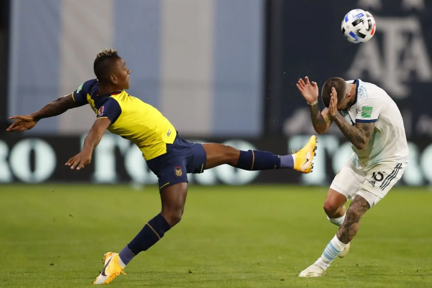 El ecuatoriano Alex Ibarra (izq.) Y el argentino Rodrigo De Paul compiten por el balón durante su partido de fútbol clasificatorio sudamericano para la Copa Mundial de la FIFA 2022 en el estadio La Bombonera en Buenos Aires el 8 de octubre de 2020, en medio de la pandemia del nuevo coronavirus COVID-19. Foto: AFP