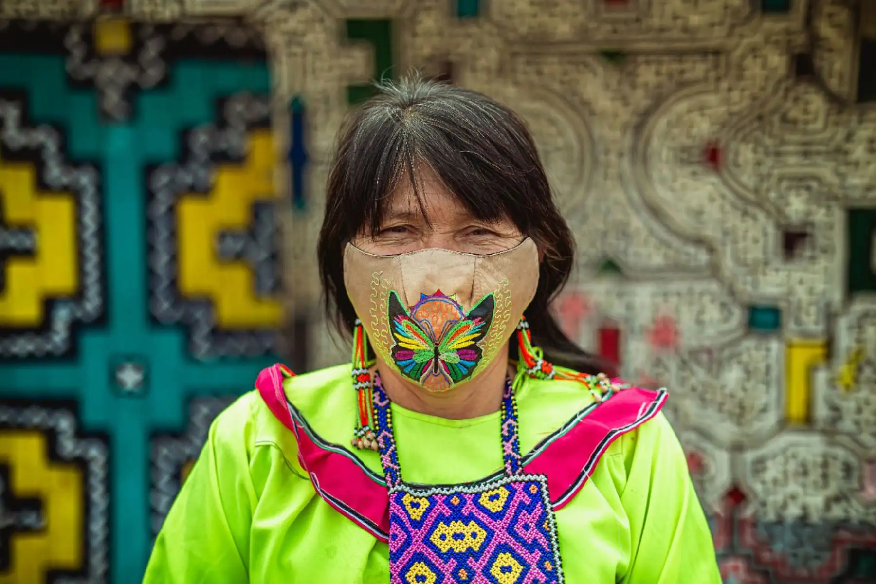 Artesana de Cantagallo luce una de las piezas de la colección "Cantakené", que participará en la Bienal Iberoamericana de Diseño, en España. Foto: MML