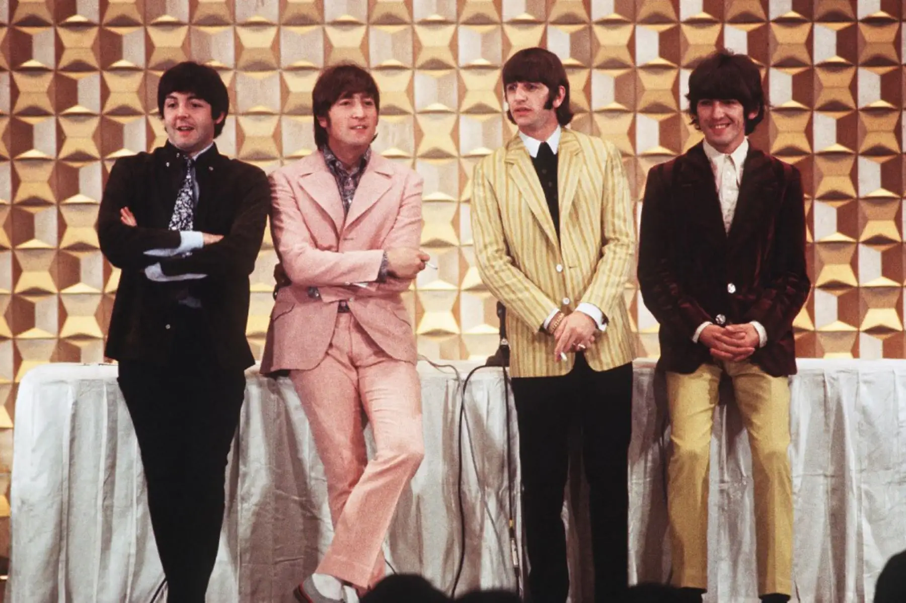 Esta foto tomada el 29 de junio de 1966 muestra a miembros de la banda británica The Beatles, (de izquierda a derecha) Paul McCartney, John Lennon, Ringo Starr y George Harrison, dando una conferencia de prensa en Tokio al comienzo de su gira. Foto: AFP