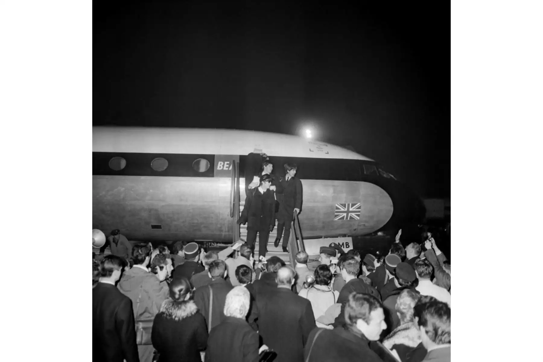 Los Beatles llegan el 15 de enero de 1964 a Francia al aeropuerto de Bourget cerca de París, para realizar su primer concierto en Francia, en el Cyrano de Versalles. Foto: AFP
