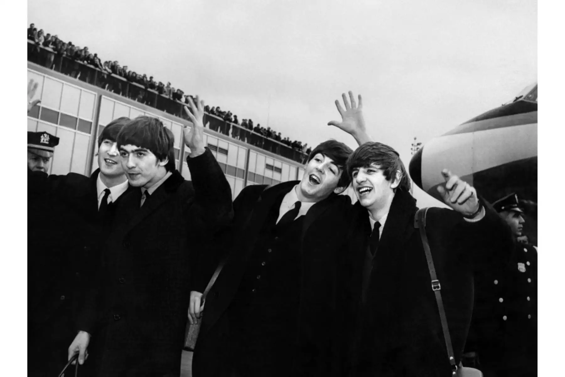 La banda inglesa The Beatles con, de izquierda a derecha, John Lennon, Ringo Starr, Paul McCartney y George Harrison, llegan al aeropuerto John F. Kennedy en Nueva York, Estados Unidos, donde son recibidos por una gran multitud el 7 de febrero de 1964. Foto: AFP