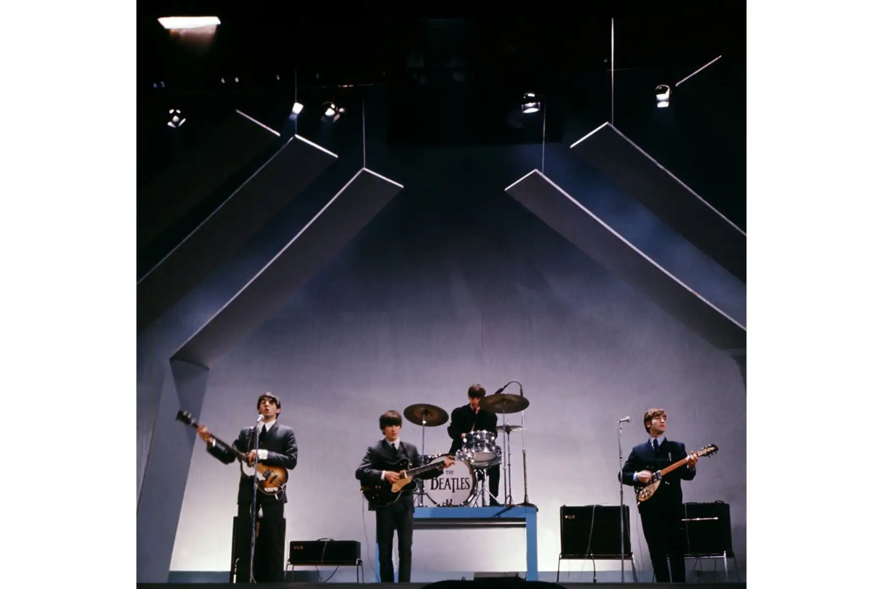 La banda inglesa The Beatles (de izquierda a derecha), Paul McCartney (bajo), George Harrison (guitarra), Ringo Starr (batería) y John Lennon (guitarra) actúan en el escenario durante un concierto, el 29 de julio de 1965, en Londres. Foto: AFP