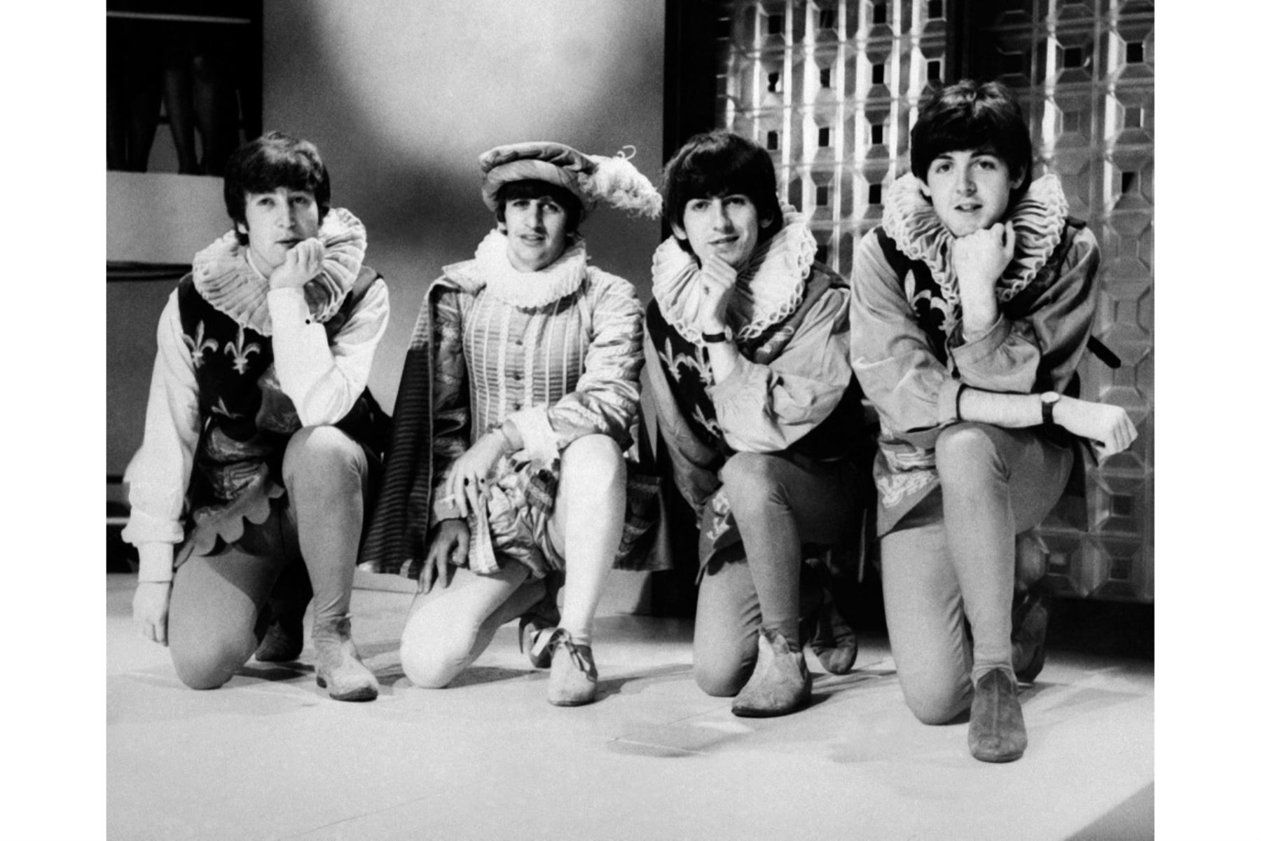 Los Beatles (de izquierda a derecha), John Lennon, Ringo Starr, George Harrison y Paul McCartney posan durante un ensayo del sueño de una noche de verano de William Shakespeare el 29 de abril de 1964 en Londres. Foto: AFP