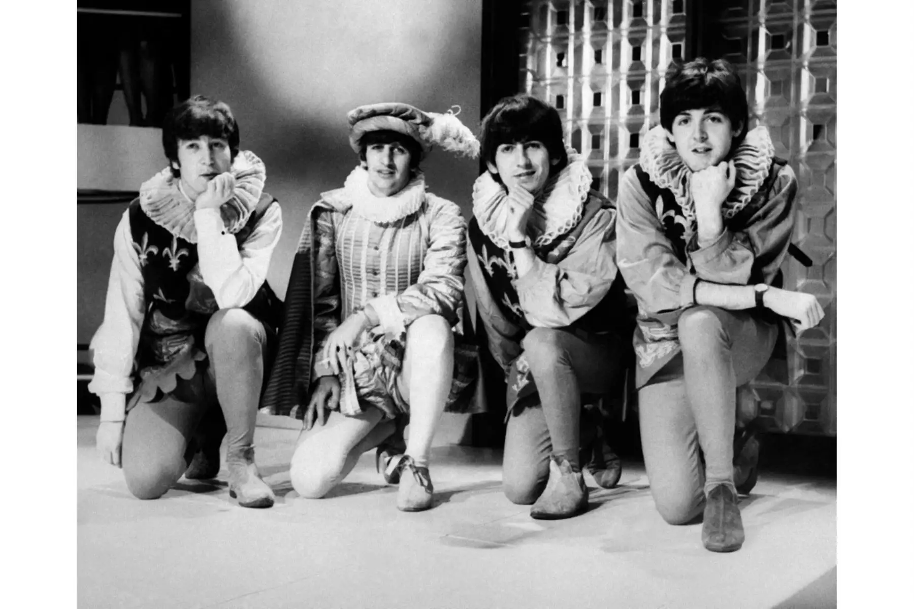 Los Beatles, John Lennon, Ringo Starr, George Harrison y Paul McCartney posan durante un ensayo del sueño de una noche de verano de William Shakespeare el 29 de abril de 1964 en Londres. Foto: AFP