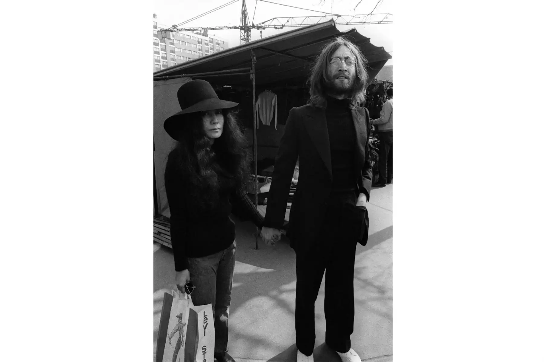 Una fotografía tomada el 22 de marzo de 1969 muestra al músico británico y fundador de los Beatles John Lennon y su esposa Yoko Ono visitando el Mercadillo de París. Foto: AFP