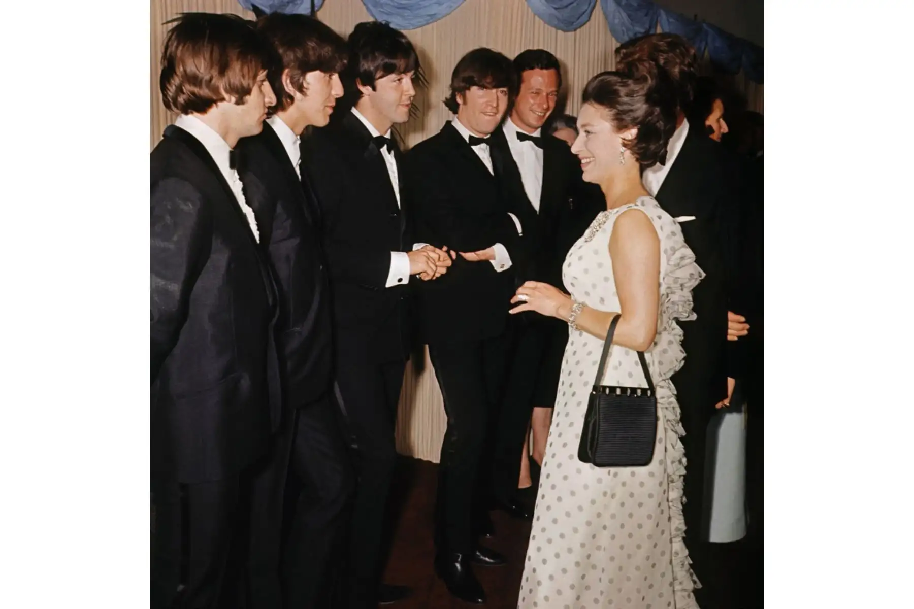 Los miembros del grupo de pop británico, The Beatles (LR), Ringo Starr, George Harrison, Paul McCartney y John Lennon se encuentran el 29 de julio de 1965 en Londres con la princesa Margarita de Gran Bretaña, la hermana menor de la reina Isabel II de Gran Bretaña, durante el estreno de la película. Foto: AFP