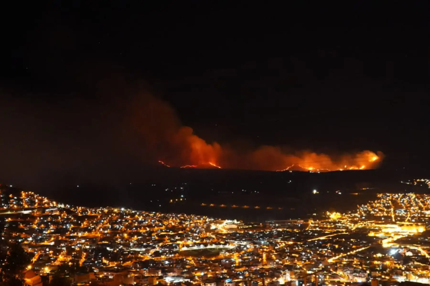 Luchan por controlar incendio forestal registrado desde esta tarde en la provincia del Cusco. Foto: Cortesía
