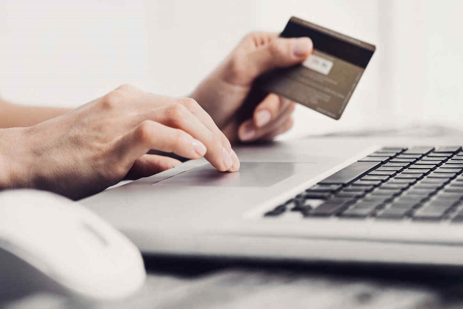 Las tarjetas de crédito también sirven para hacer compras en línea. ANDINA/Difusión