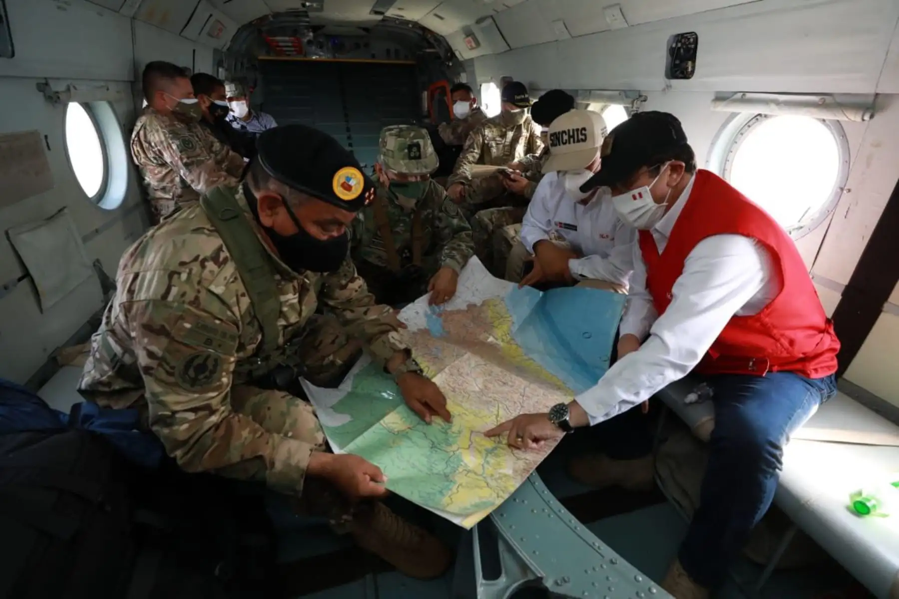 Los ministros Jorge Chavez Cresta y César Gentille verifican junto al jefe del CCFFAA, César Astudillo, y al Inspector de la Policía Nacional, Herly Rojas, el área geográfica donde se realizan las operaciones.
Foto:ANDINA/Mininter