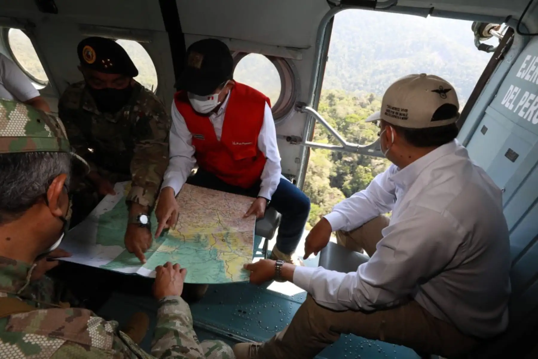 Los ministros Jorge Chavez Cresta y César Gentille verifican junto al jefe del CCFFAA, César Astudillo, y al Inspector de la Policía Nacional, Herly Rojas, el área geográfica donde se realizan las operaciones.
Durante el vuelo a las bases de Valle Esmeralda y Alto Anapati
Foto:ANDINA/MindefPeru