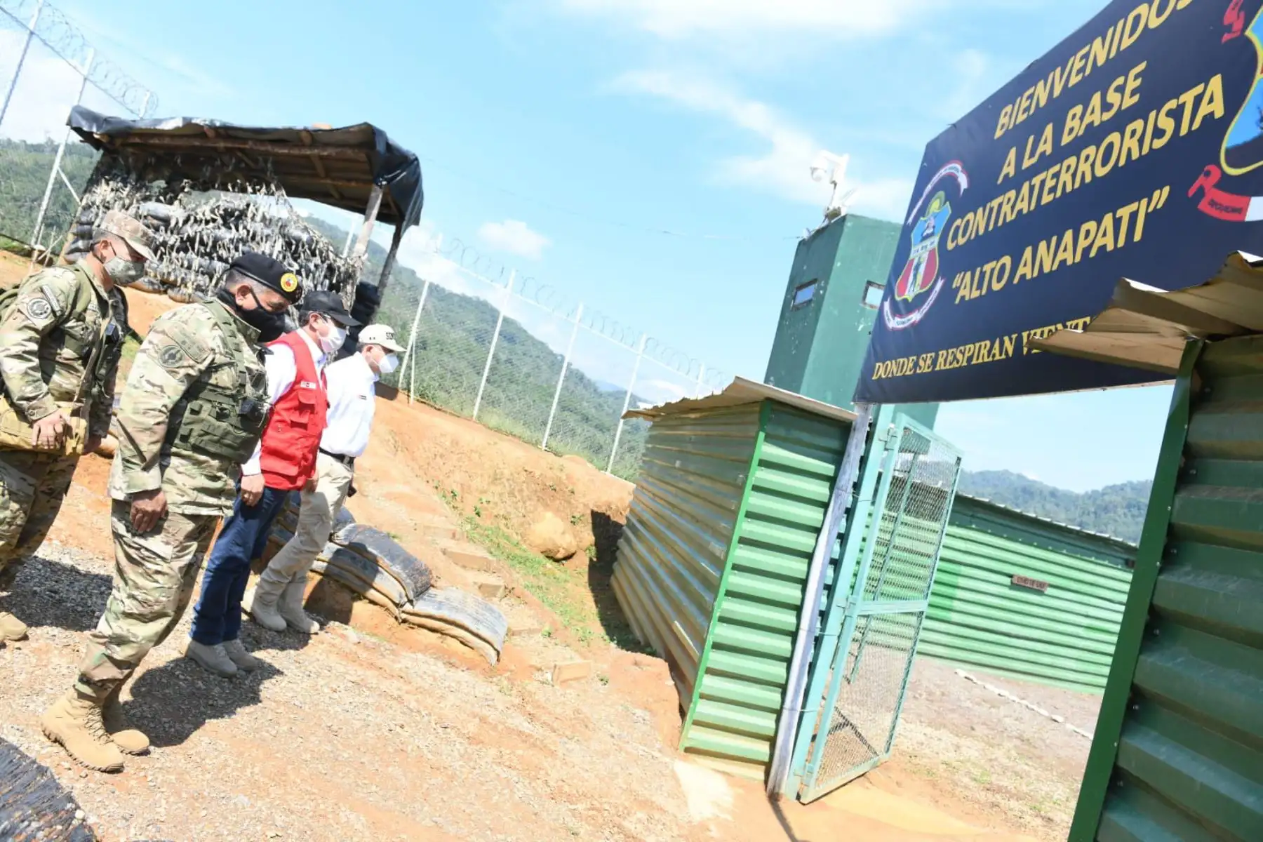 El Ministro de Interior, César Gentille, y el Ministro de defensa, Jorge Chávez, llegan a la Base Contraterrorista del Alto Anapati de VRAEM del BCT312, a fin de verificar el campamento de la Base CORAH que realiza labores de erradicación.

Foto:ANDINA/Mininter