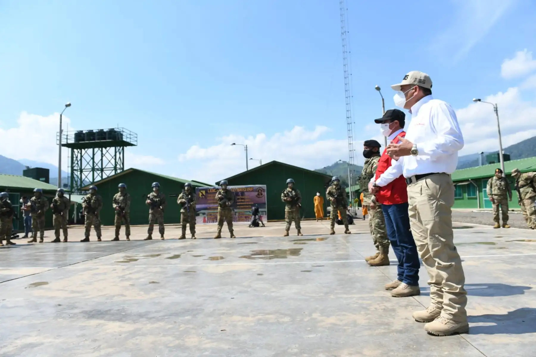 El Ministro de Interior, César Gentille, y el Ministro de defensa, Jorge Chávez, llegan a la Base Contraterrorista del Alto Anapati de VRAEM del BCT312, a fin de verificar el campamento de la Base CORAH que realiza labores de erradicación.

Foto:ANDINA/Mininter