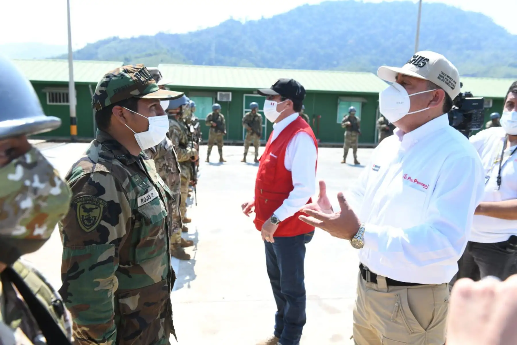 El Ministro de Interior, César Gentille, y el Ministro de defensa, Jorge Chávez, llegan a la Base Contraterrorista del Alto Anapati de VRAEM del BCT312, a fin de verificar el campamento de la Base CORAH que realiza labores de erradicación.

Foto:ANDINA/Mininter
