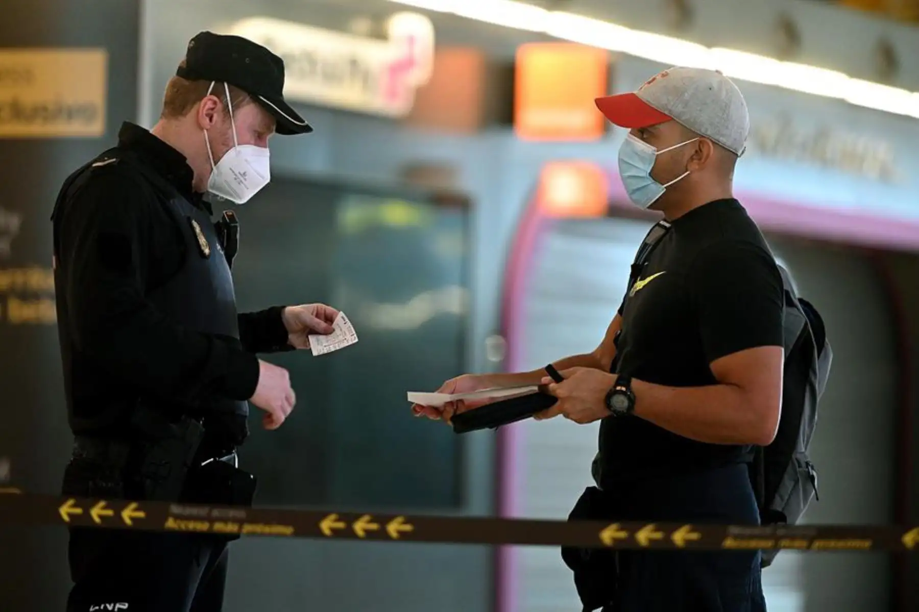 Un agente de la Policía Nacional controla el acceso a la T-4 del Aeropuerto Adolfo Suárez Madrid-Barajas, hoy viernes, para vigilar el cumplimiento de las restricciones a la movilidad impuestas por el estado de alarma que ha decretado el Gobierno. Foto: EFE