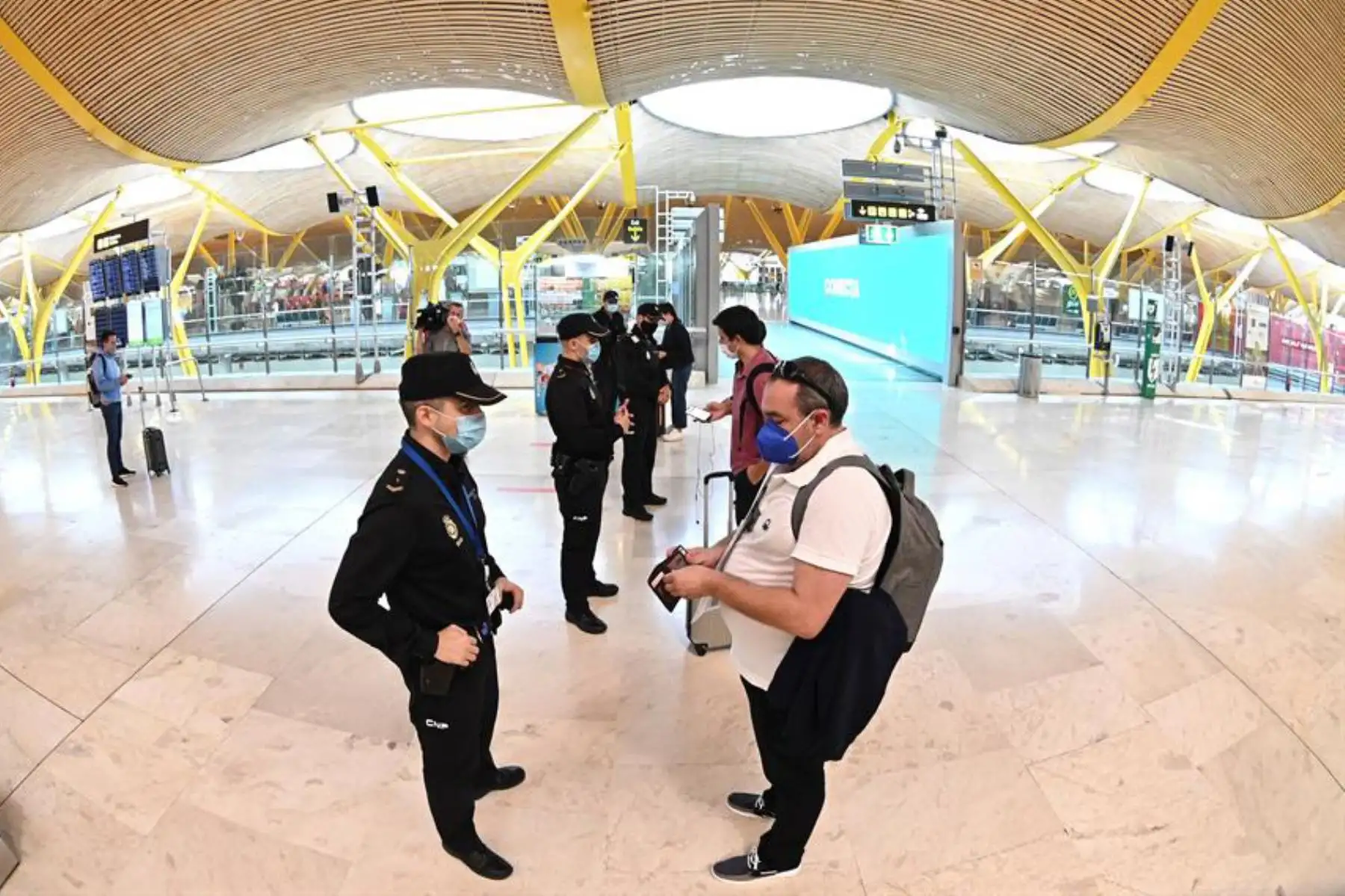 Un agente de la Policía Nacional controla el acceso a la T-4 del Aeropuerto Adolfo Suárez Madrid-Barajas, hoy viernes, para vigilar el cumplimiento de las restricciones a la movilidad impuestas por el estado de alarma que ha decretado el Gobierno. Foto: EFE