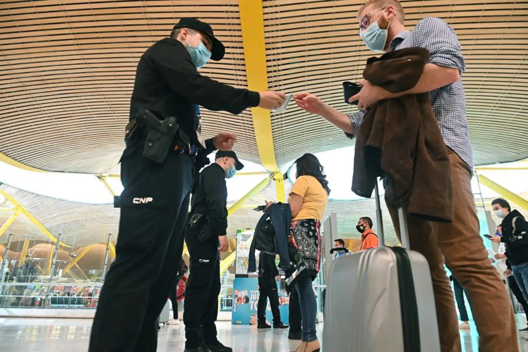 Un agente de la Policía Nacional controla el acceso a la T-4 del Aeropuerto Adolfo Suárez Madrid-Barajas, hoy viernes, para vigilar el cumplimiento de las restricciones a la movilidad impuestas por el estado de alarma que ha decretado el Gobierno. Foto: EFE