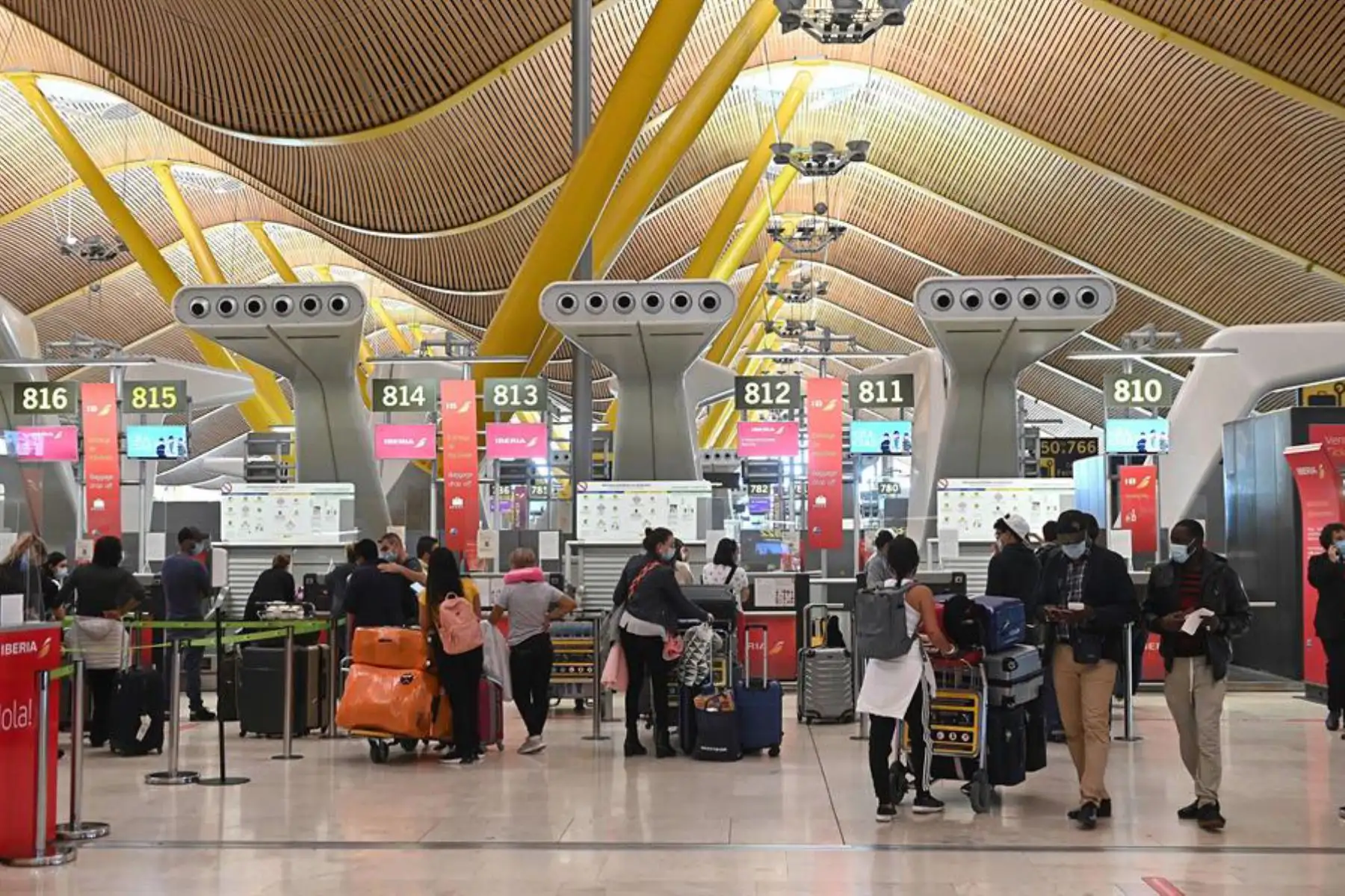Vista general de la zona de facturación de equipajes en la T-4 del Aeropuerto Adolfo Suárez Madrid-Barajas, hoy viernes, en la que gentes de la Policía Nacional controlan el acceso para vigilar el cumplimiento de las restricciones a la movilidad impuestas por el estado de alarma que ha decretado el Gobierno. Foto: EFE