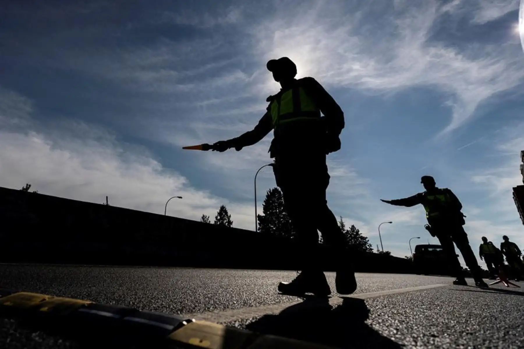 Agentes de la Policía Nacional  de España, vigilan el cumplimiento de las restricciones a la movilidad impuestas por el estado de alarma que ha decretado el Gobierno. Foto: EFE