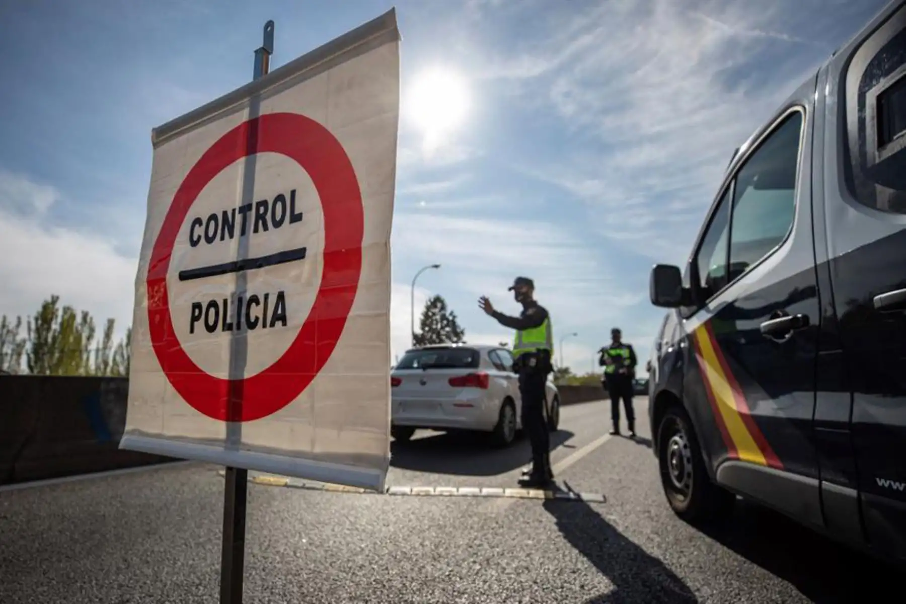 Agentes de la Policía Nacional  de España, vigilan el cumplimiento de las restricciones a la movilidad impuestas por el estado de alarma que ha decretado el Gobierno. Foto: EFE