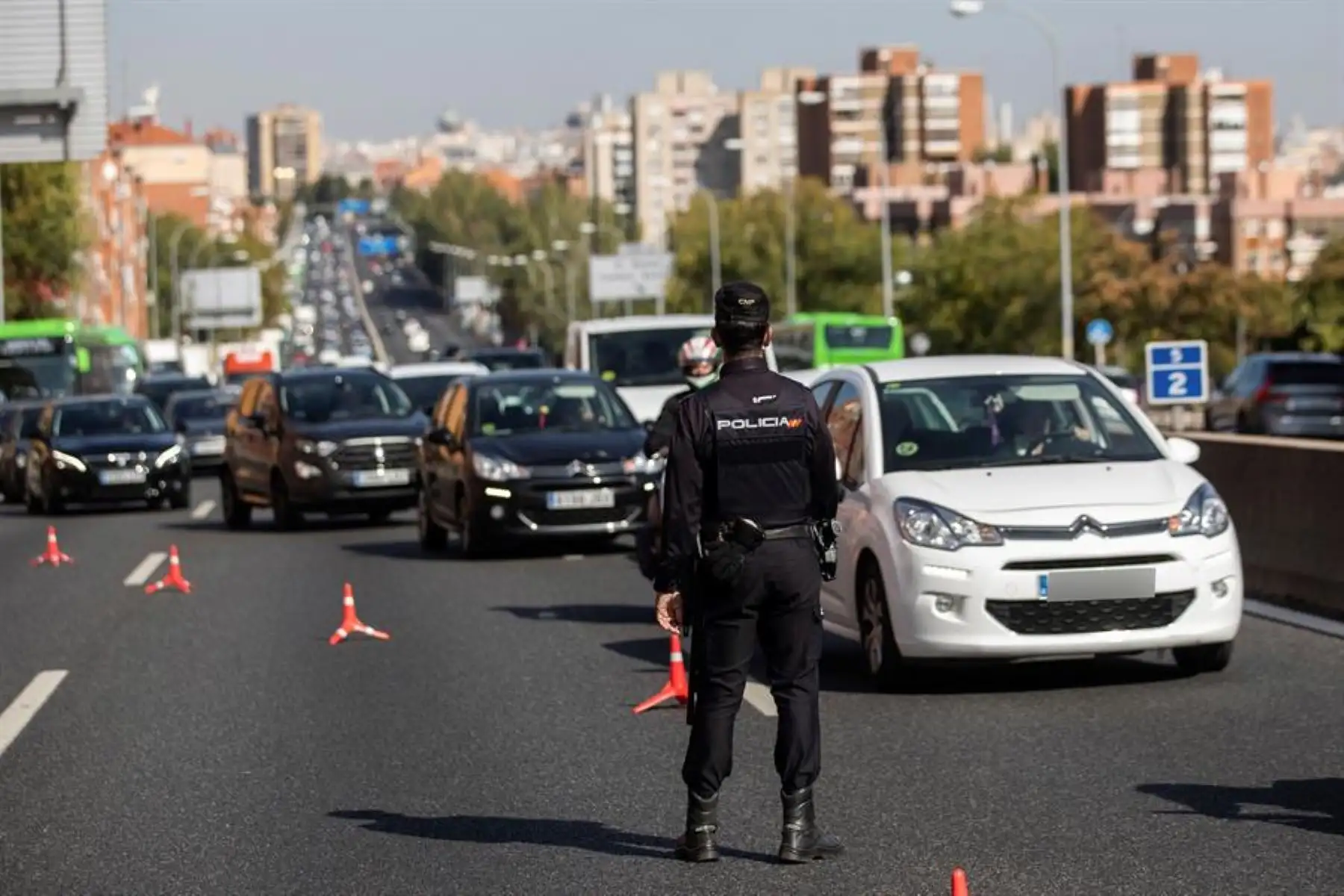 Agentes de la Policía Nacional  de España, vigilan el cumplimiento de las restricciones a la movilidad impuestas por el estado de alarma que ha decretado el Gobierno. Foto: EFE