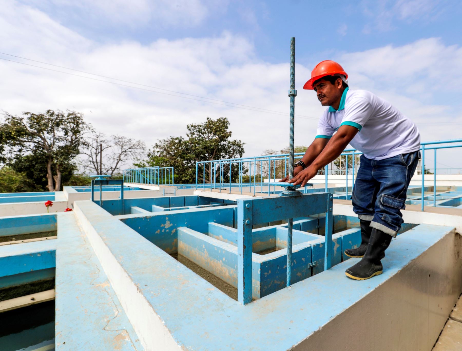 El Ministerio de Vivienda, Construcción y Saneamiento transferirá S/ 2.2 millones para mejorar el servicio de saneamiento en Tumbes, anunció el ministro Carlos Lozada. ANDINA/Difusión