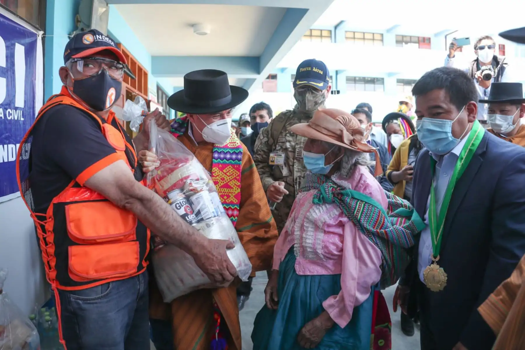 En Huanta, el premier Martos supervisa la atención en diversas especialidades médicas; así como, la toma de pruebas rápidas y moleculares de COVID-19 y entrega de canastas, en el tercer día de intervención multisectorial. Foto: PCM