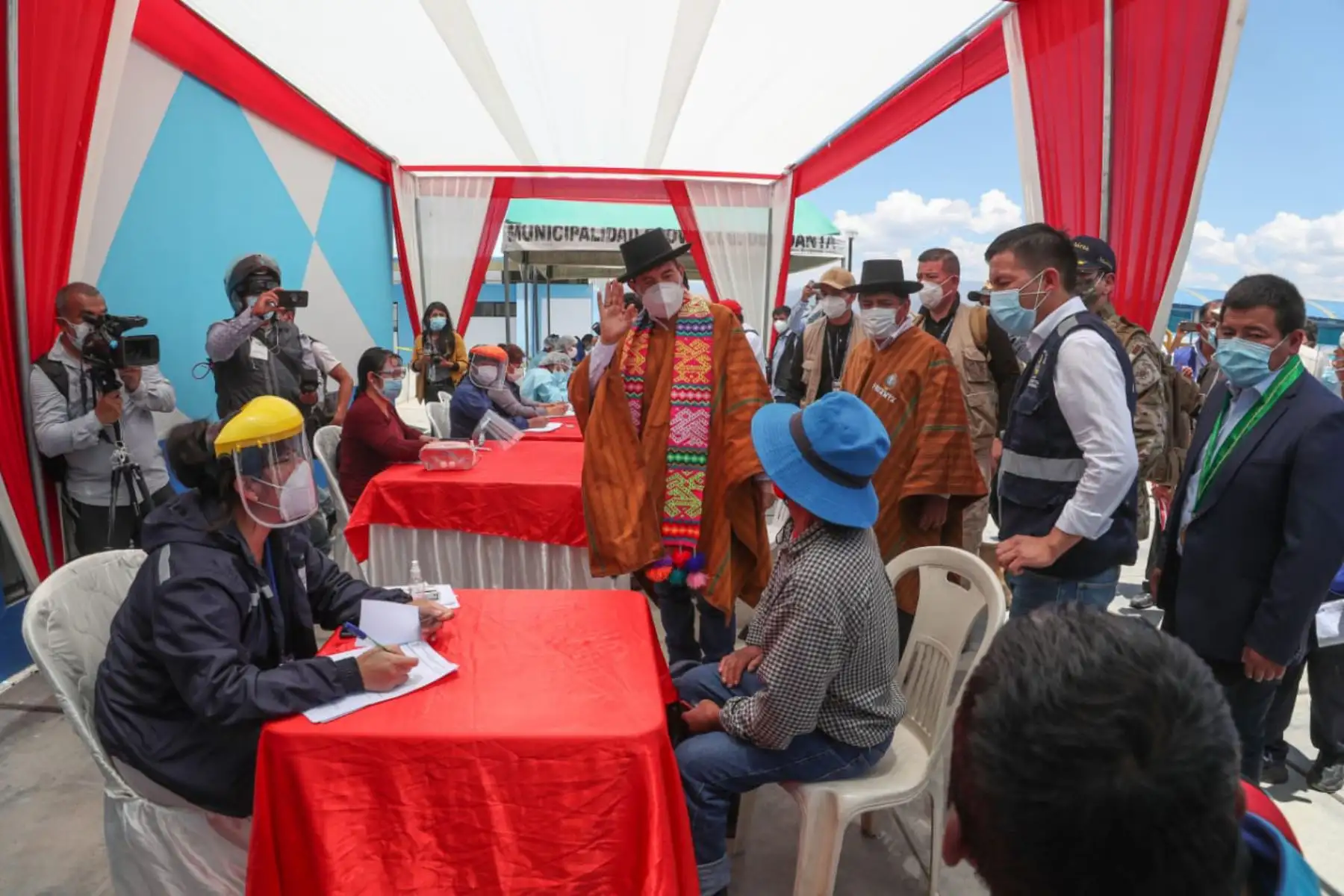 En Huanta, el premier Martos supervisa la atención en diversas especialidades médicas; así como, la toma de pruebas rápidas y moleculares de COVID-19 y entrega de canastas, en el tercer día de intervención multisectorial. Foto: PCM