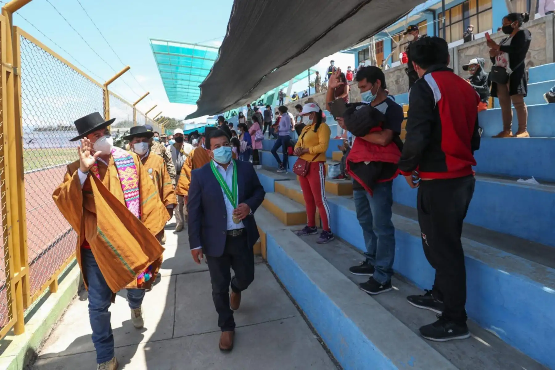 En Huanta, el premier Martos supervisa la atención en diversas especialidades médicas; así como, la toma de pruebas rápidas y moleculares de COVID-19 y entrega de canastas, en el tercer día de intervención multisectorial. Foto: PCM