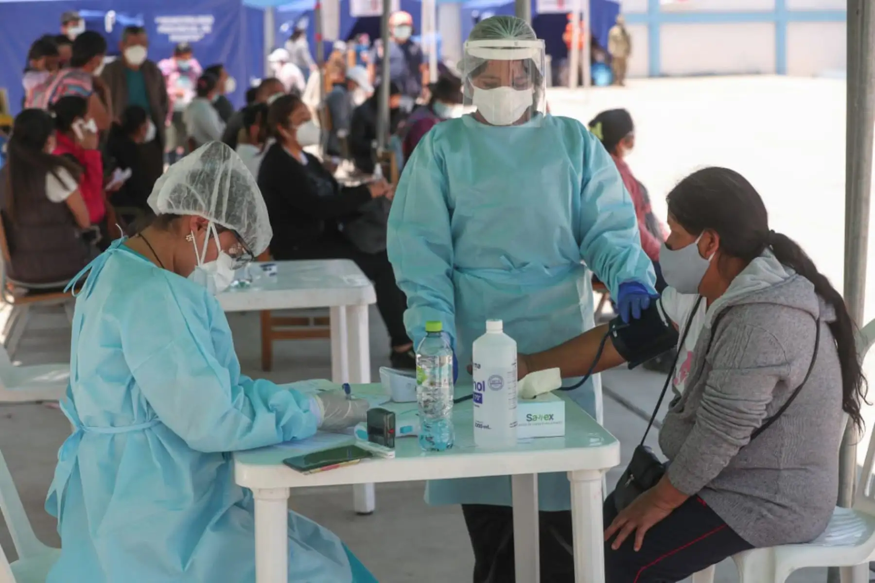 En Huanta, el premier Martos supervisa la atención en diversas especialidades médicas; así como, la toma de pruebas rápidas y moleculares de COVID-19 y entrega de canastas, en el tercer día de intervención multisectorial. Foto: PCM