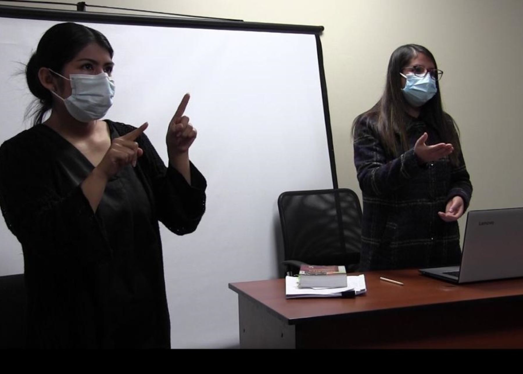 Jueza de Cajamarca utiliza intérprete en lengua de señas en juicio por alimentos.