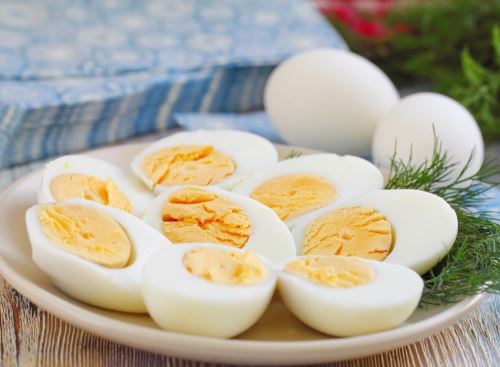 De preferencia, se debe consumir el huevo sancochado, la segunda opción es a la inglesa o escalfado 